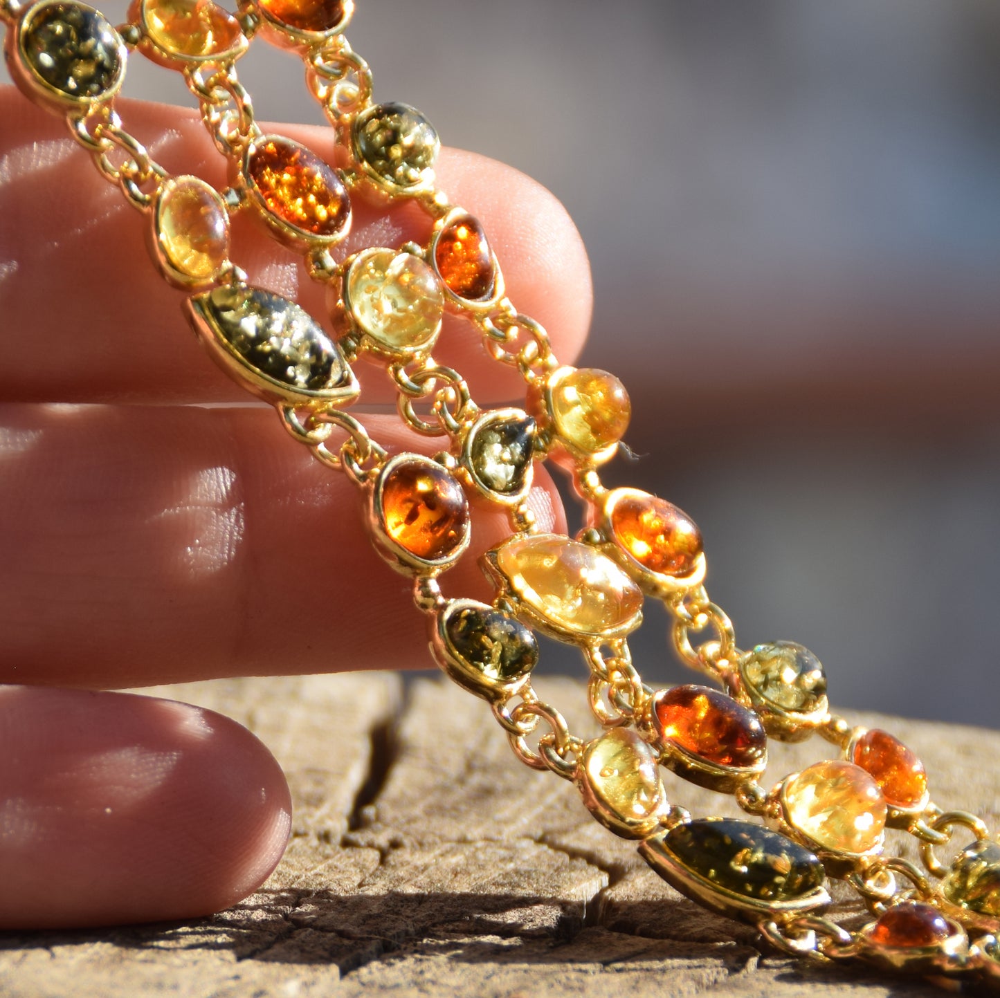 Importante bracciale in stile mosaico creato con Ambra naturale di varie tonalità e Argento placcato in Oro 18k, MJ Baltica, BZB038