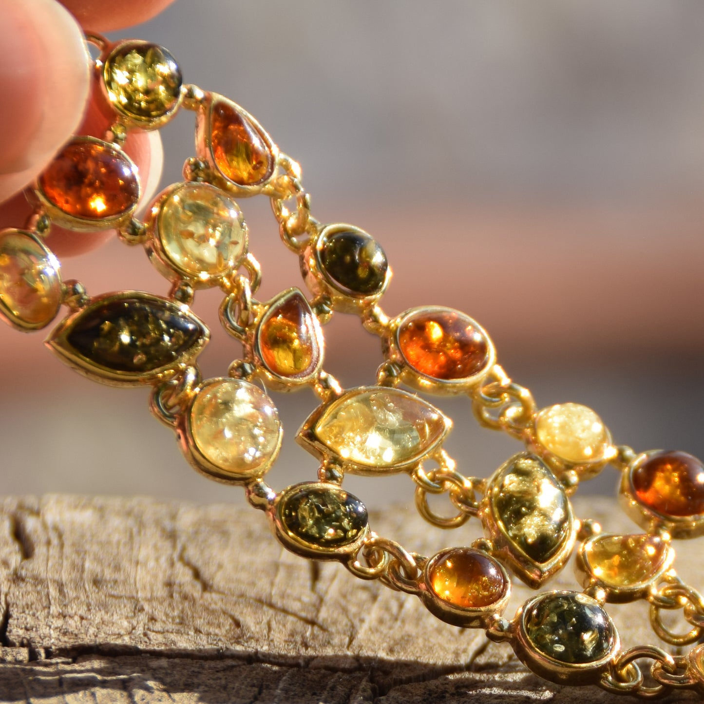 Importante bracciale in stile mosaico creato con Ambra naturale di varie tonalità e Argento placcato in Oro 18k, MJ Baltica, BZB038