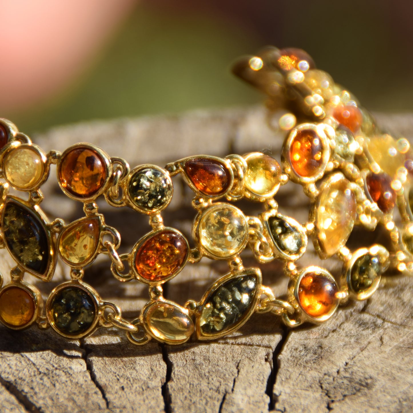 Importante bracciale in stile mosaico creato con Ambra naturale di varie tonalità e Argento placcato in Oro 18k, MJ Baltica, BZB038