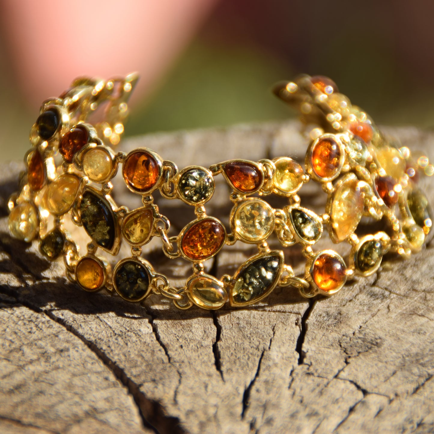 Importante bracciale in stile mosaico creato con Ambra naturale di varie tonalità e Argento placcato in Oro 18k, MJ Baltica, BZB038