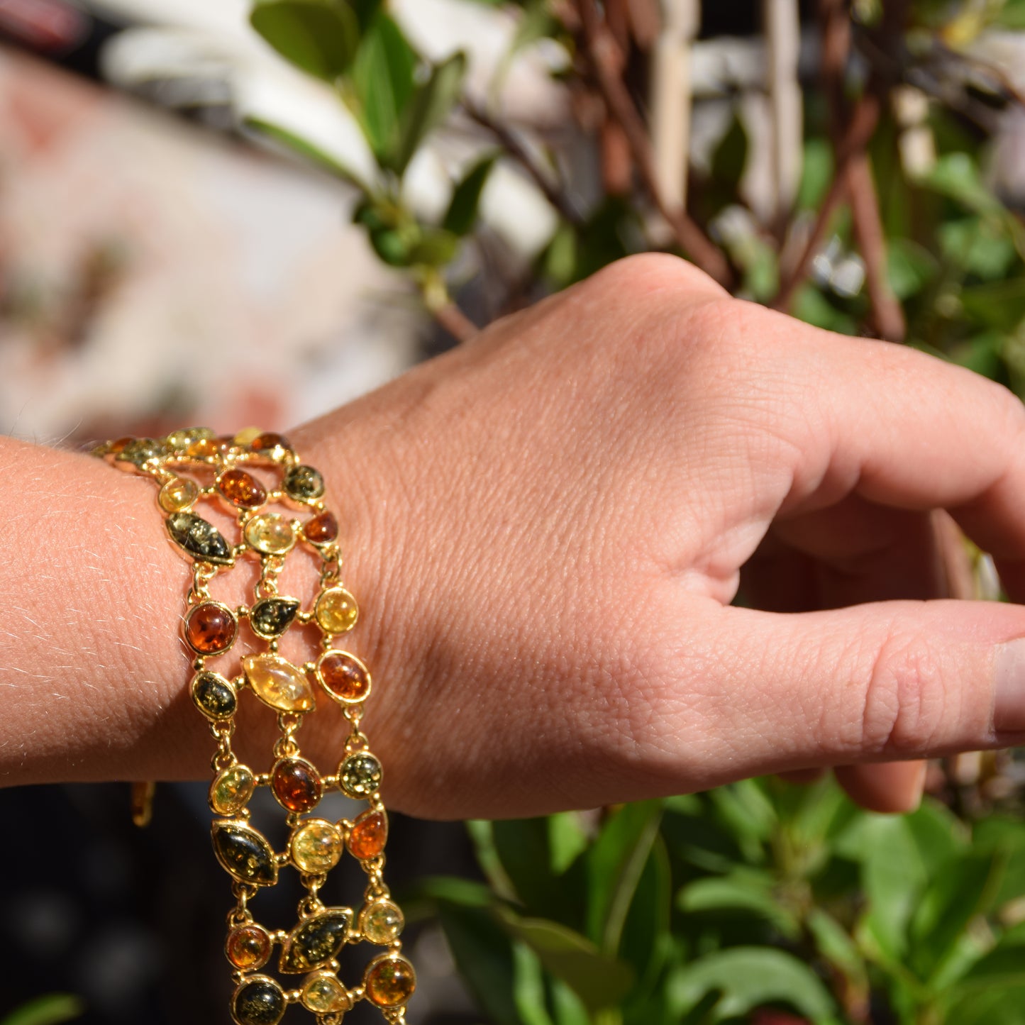 Importante bracciale in stile mosaico creato con Ambra naturale di varie tonalità e Argento placcato in Oro 18k, MJ Baltica, BZB038