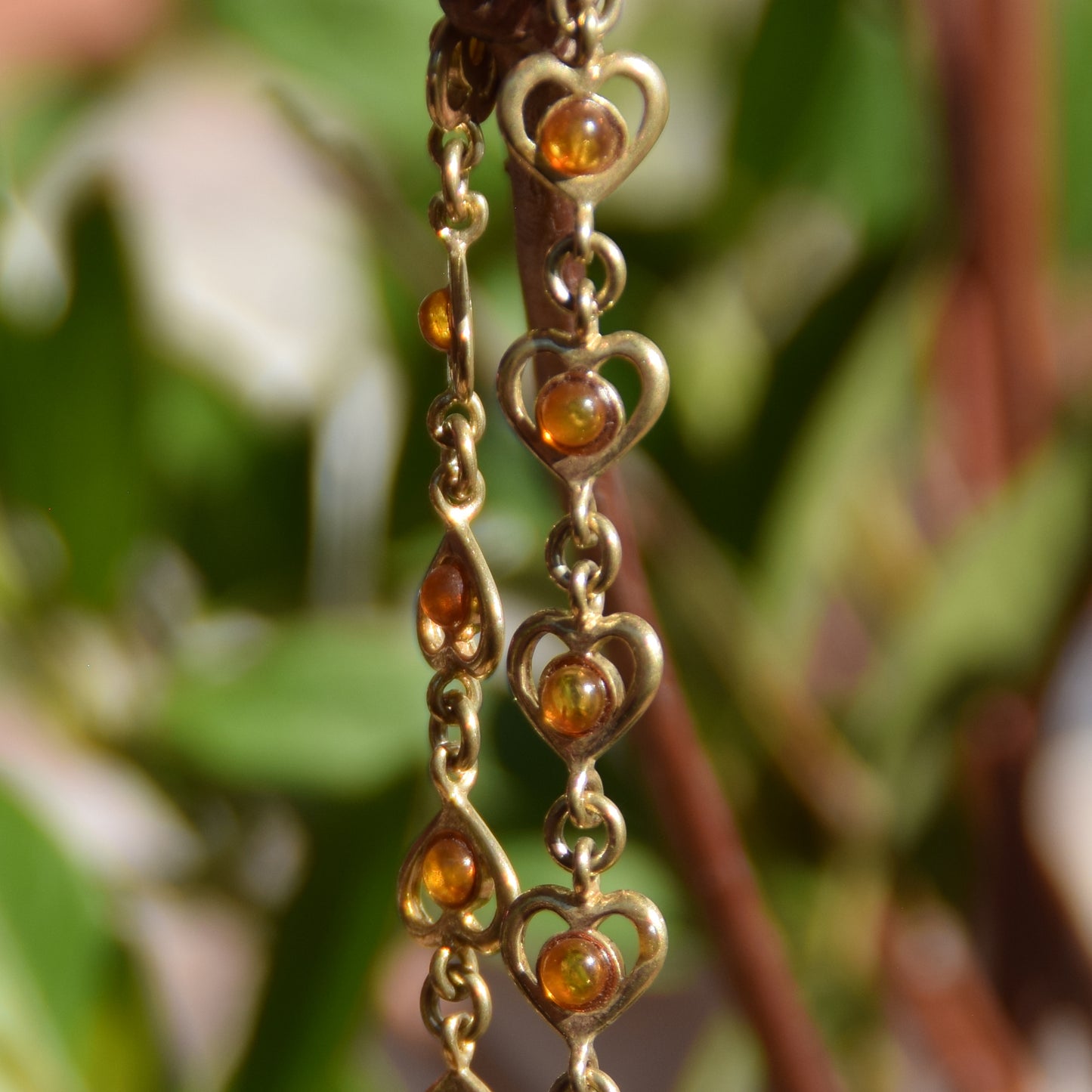 Romantico bracciale con la catena di cuori creato in Ambra naturale color cognac e Argento 925 placcato in Oro 18k, MJ Baltica, BZB042