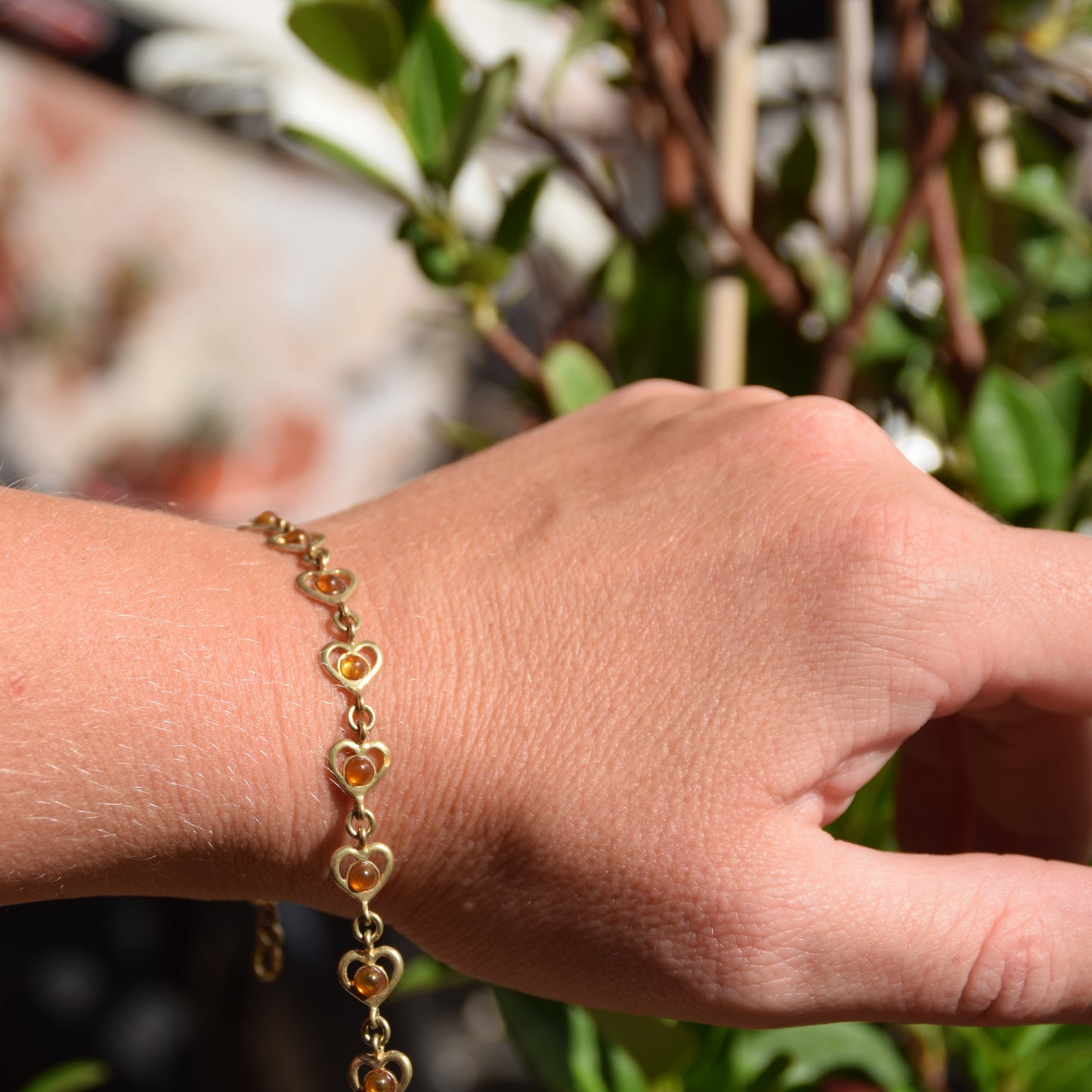 Romantico bracciale con la catena di cuori creato in Ambra naturale color cognac e Argento 925 placcato in Oro 18k, MJ Baltica, BZB042