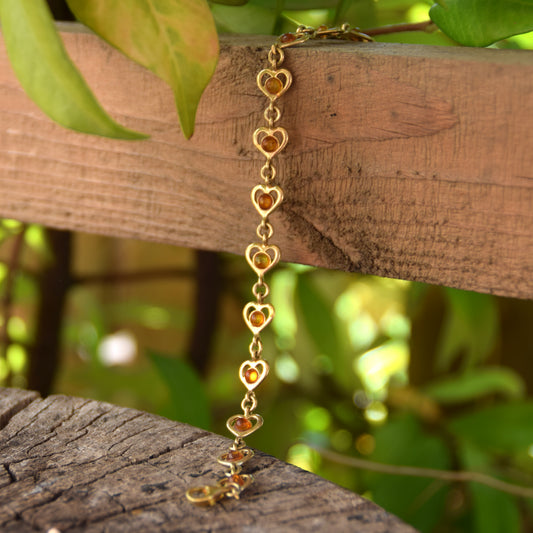 Romantico bracciale con la catena di cuori creato in Ambra naturale color cognac e Argento 925 placcato in Oro 18k, MJ Baltica, BZB042