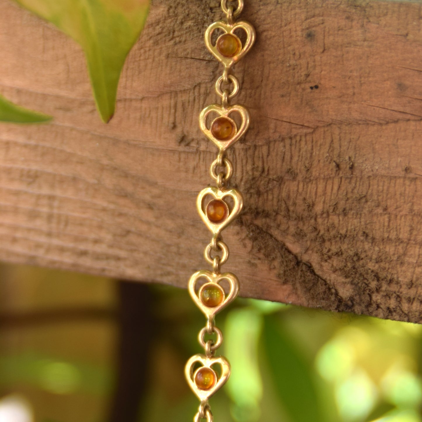 Romantico bracciale con la catena di cuori creato in Ambra naturale color cognac e Argento 925 placcato in Oro 18k, MJ Baltica, BZB042