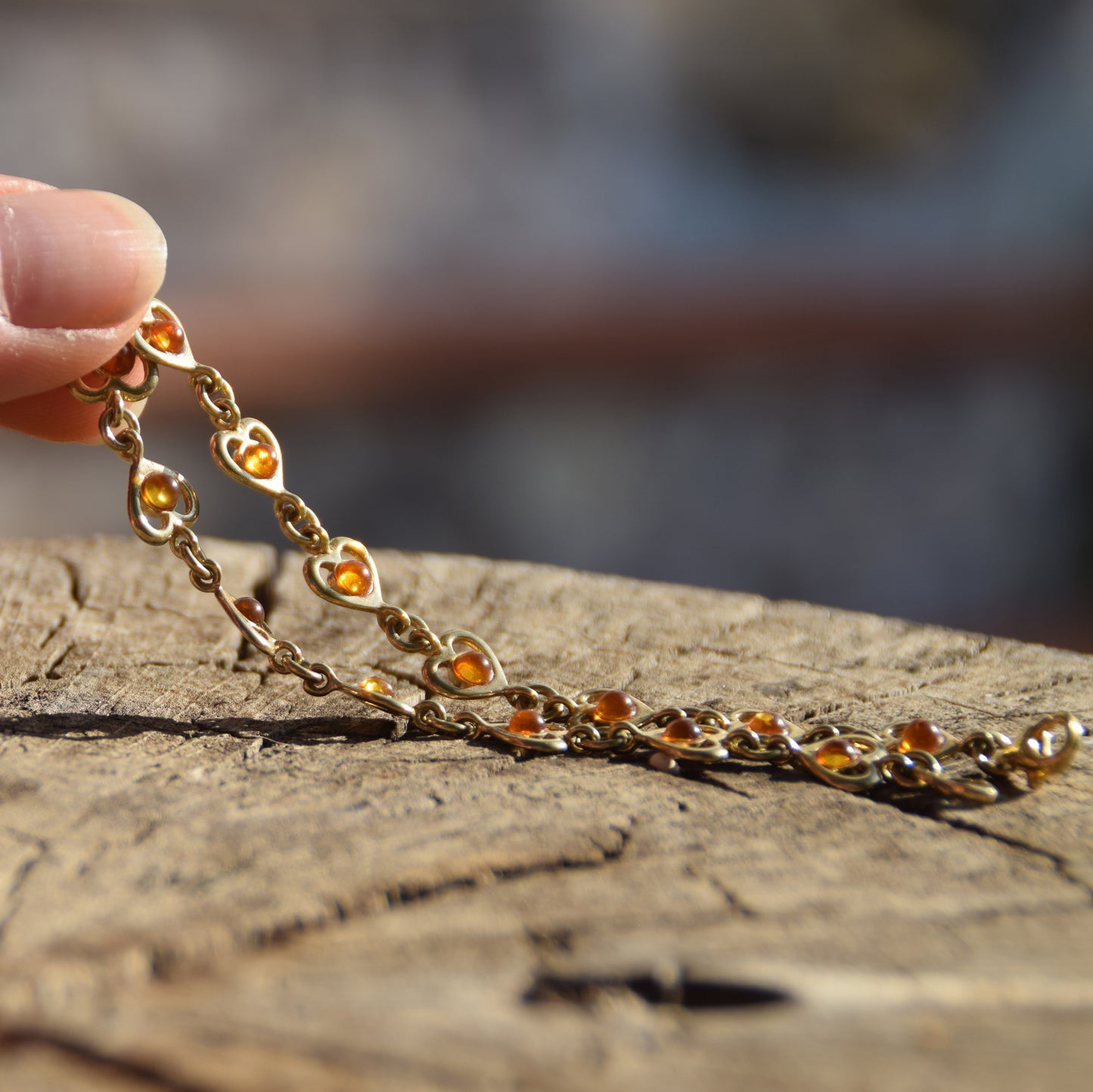 Romantico bracciale con la catena di cuori creato in Ambra naturale color cognac e Argento 925 placcato in Oro 18k, MJ Baltica, BZB042