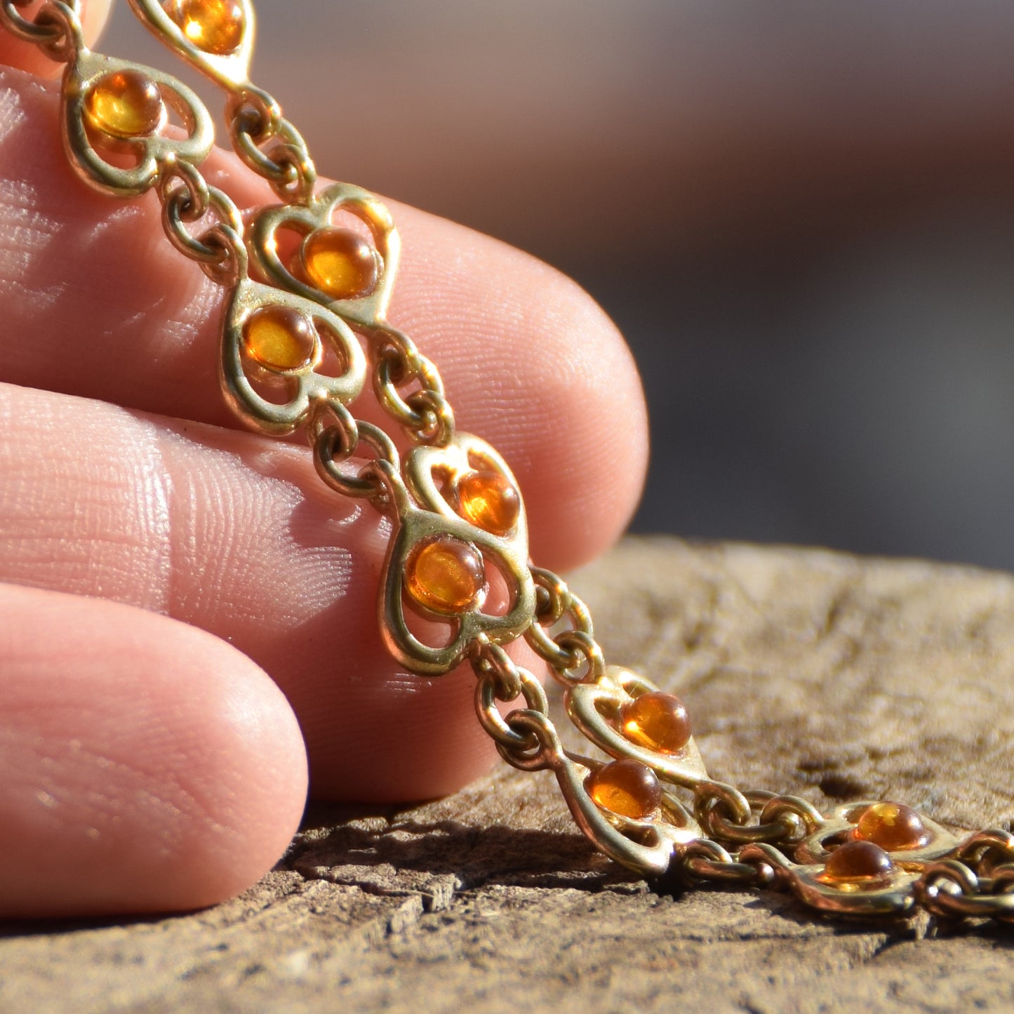 Romantico bracciale con la catena di cuori creato in Ambra naturale color cognac e Argento 925 placcato in Oro 18k, MJ Baltica, BZB042