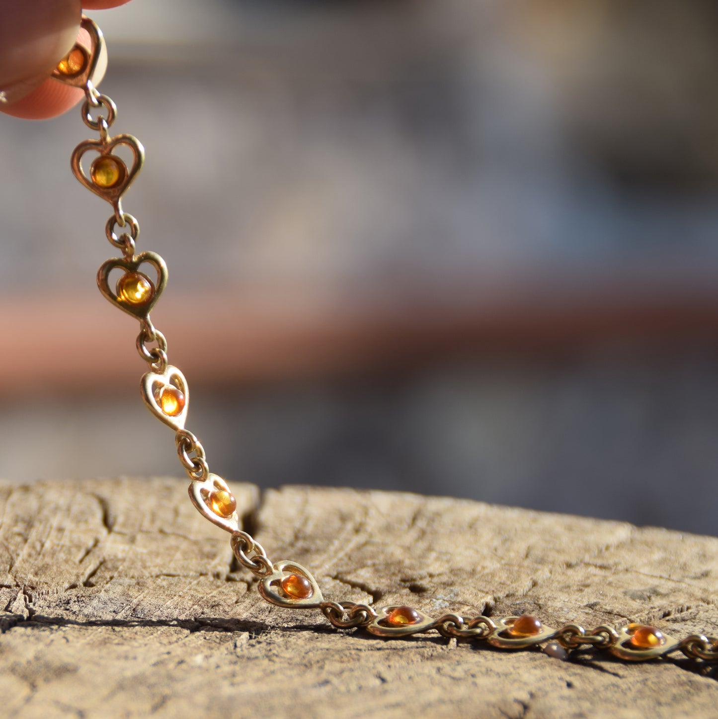 Romantico bracciale con la catena di cuori creato in Ambra naturale color cognac e Argento 925 placcato in Oro 18k, MJ Baltica, BZB042