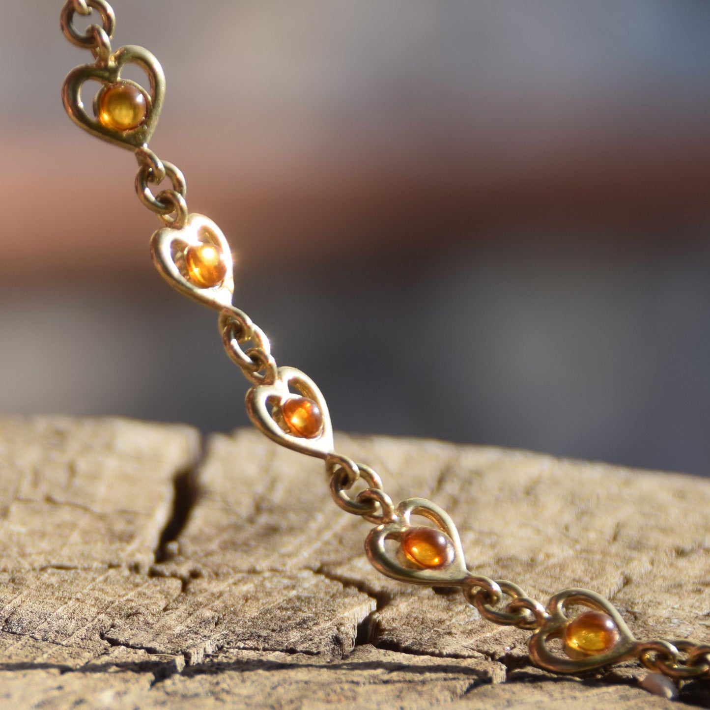 Romantico bracciale con la catena di cuori creato in Ambra naturale color cognac e Argento 925 placcato in Oro 18k, MJ Baltica, BZB042