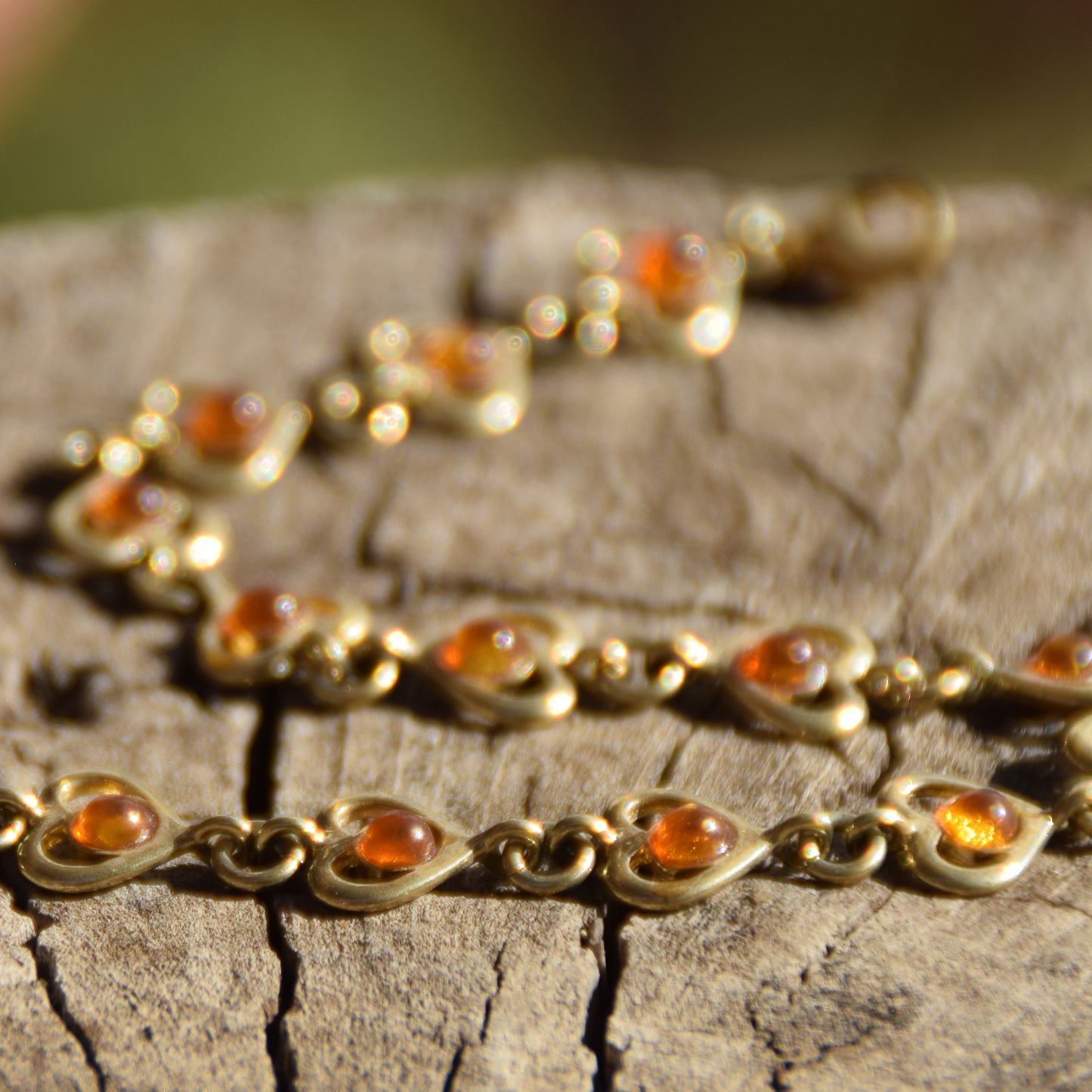 Romantico bracciale con la catena di cuori creato in Ambra naturale color cognac e Argento 925 placcato in Oro 18k, MJ Baltica, BZB042