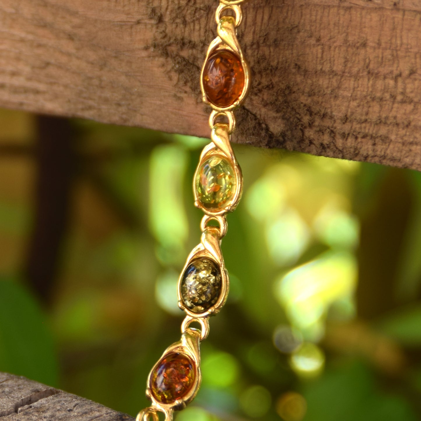 Luminoso bracciale con Ambra naturale di varie tonalità e Argento placcato in Oro 18k, MJ Baltica, BZB048