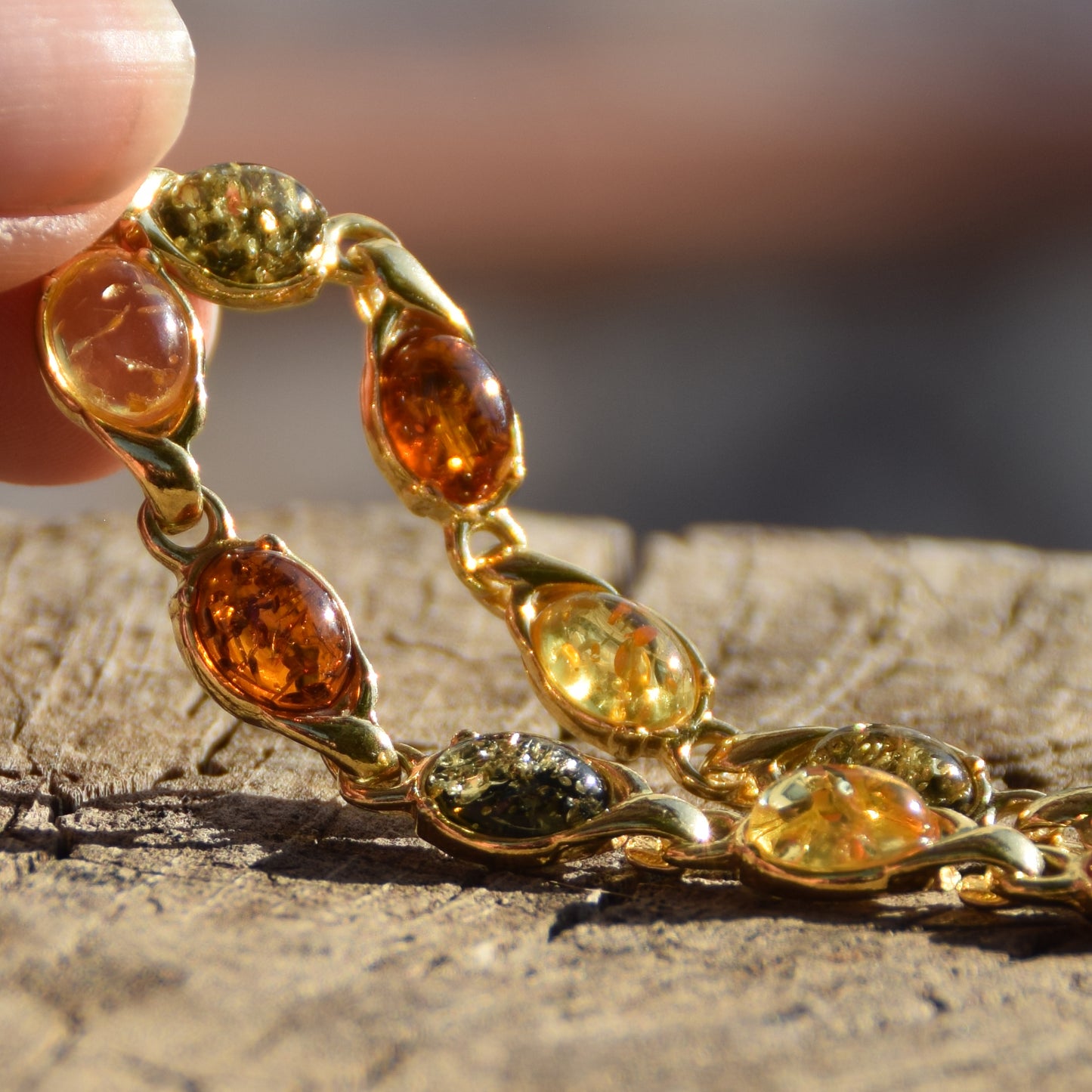 Luminoso bracciale con Ambra naturale di varie tonalità e Argento placcato in Oro 18k, MJ Baltica, BZB048