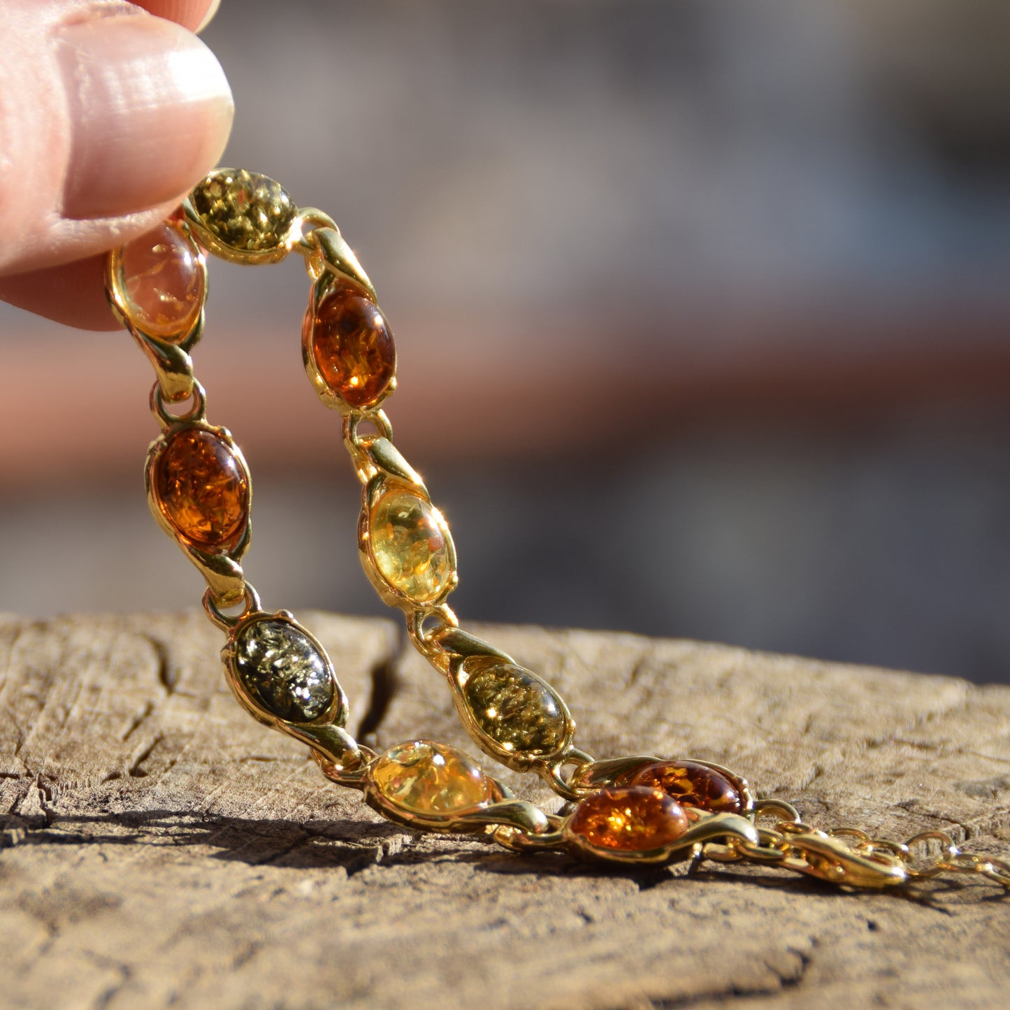 Luminoso bracciale con Ambra naturale di varie tonalità e Argento placcato in Oro 18k, MJ Baltica, BZB048
