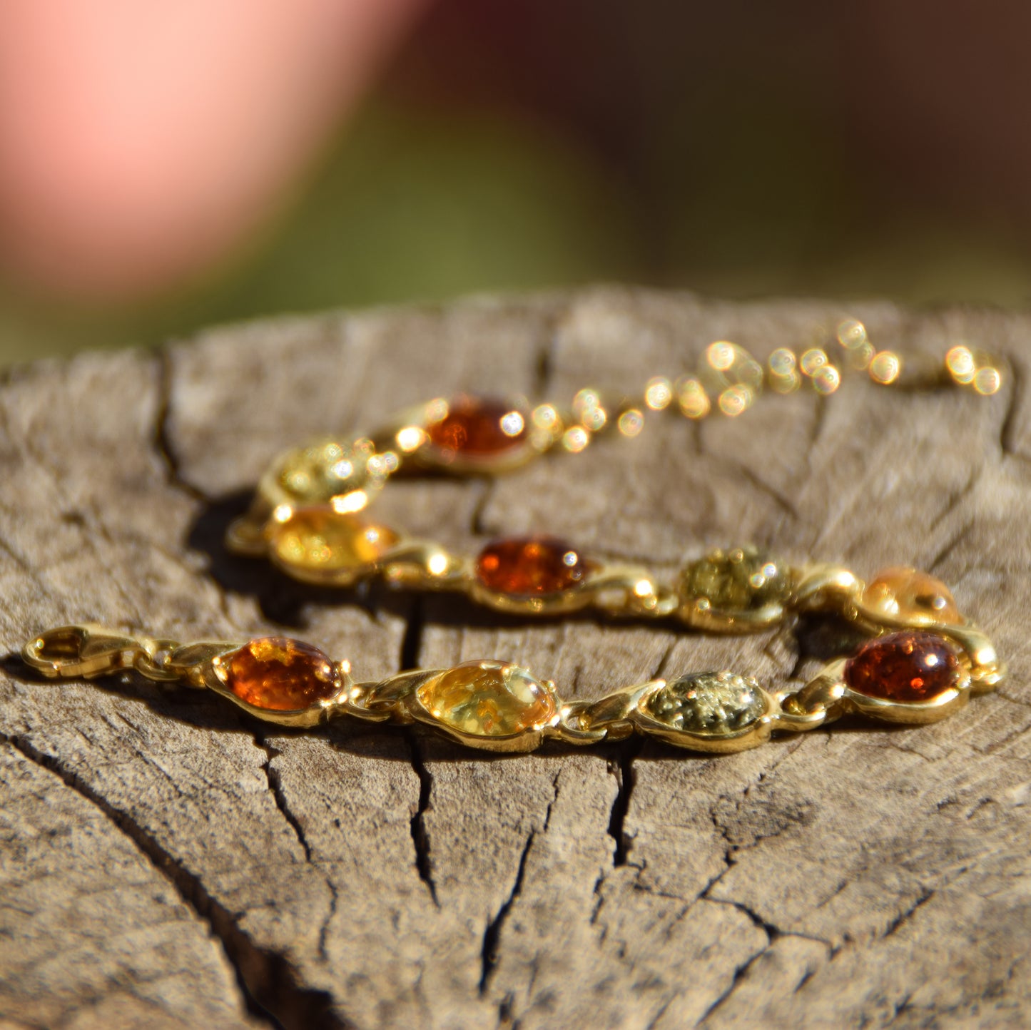 Luminoso bracciale con Ambra naturale di varie tonalità e Argento placcato in Oro 18k, MJ Baltica, BZB048