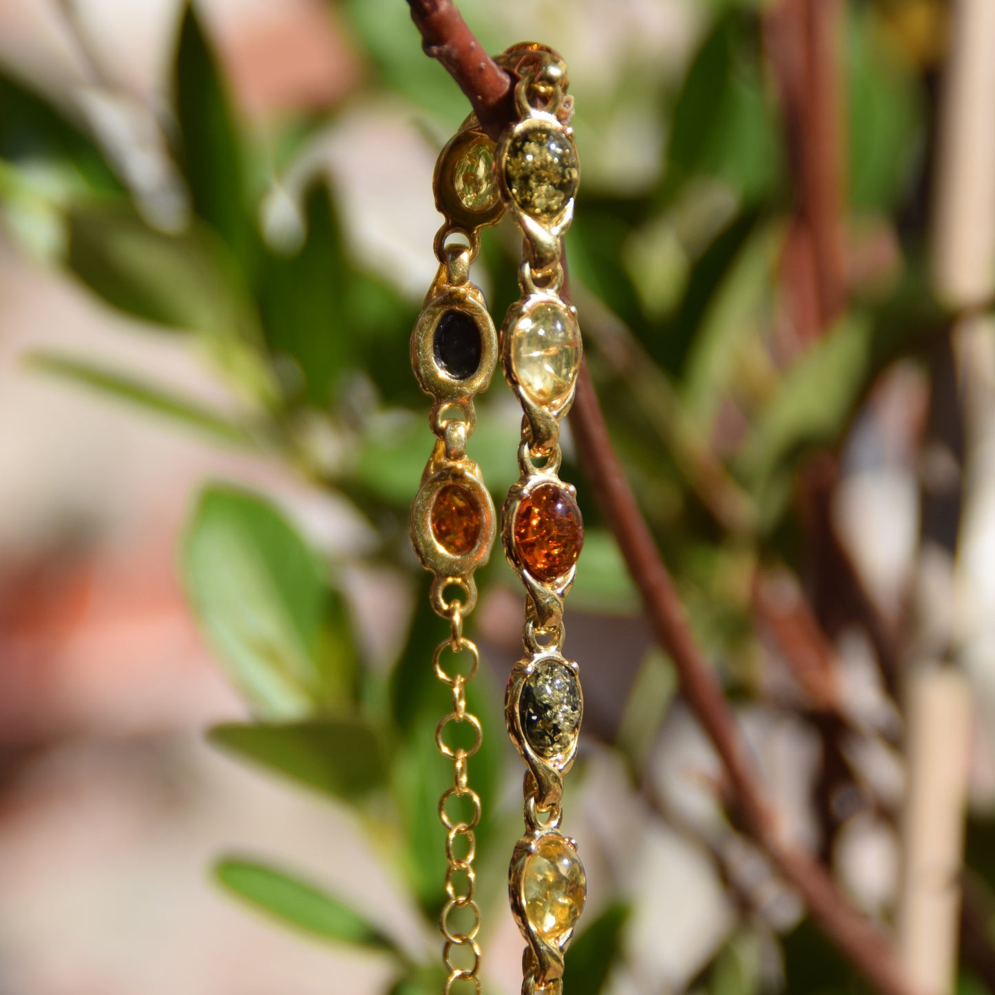 Luminoso bracciale con Ambra naturale di varie tonalità e Argento placcato in Oro 18k, MJ Baltica, BZB048