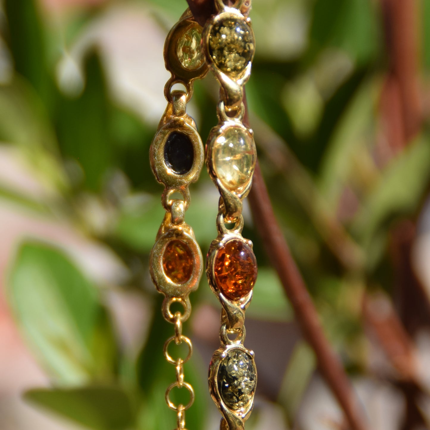 Luminoso bracciale con Ambra naturale di varie tonalità e Argento placcato in Oro 18k, MJ Baltica, BZB048