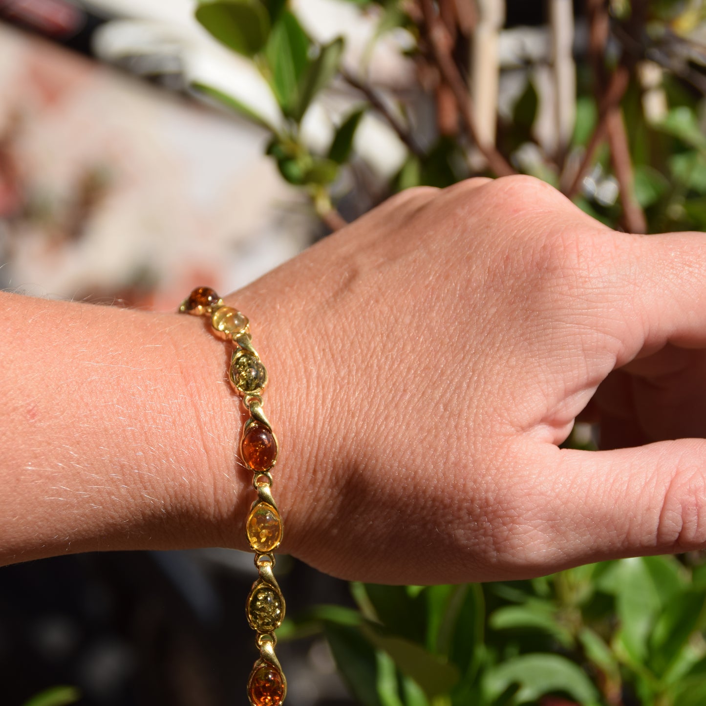 Luminoso bracciale con Ambra naturale di varie tonalità e Argento placcato in Oro 18k, MJ Baltica, BZB048
