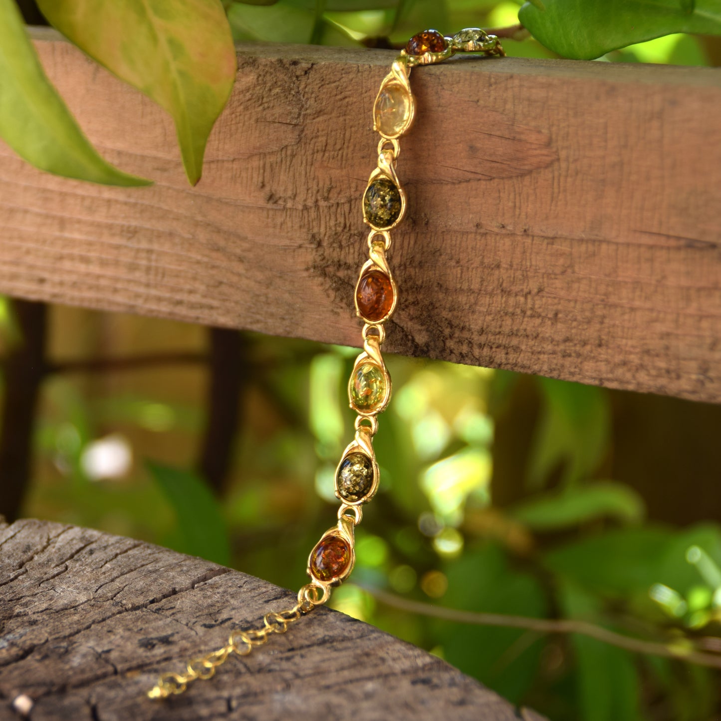 Luminoso bracciale con Ambra naturale di varie tonalità e Argento placcato in Oro 18k, MJ Baltica, BZB048
