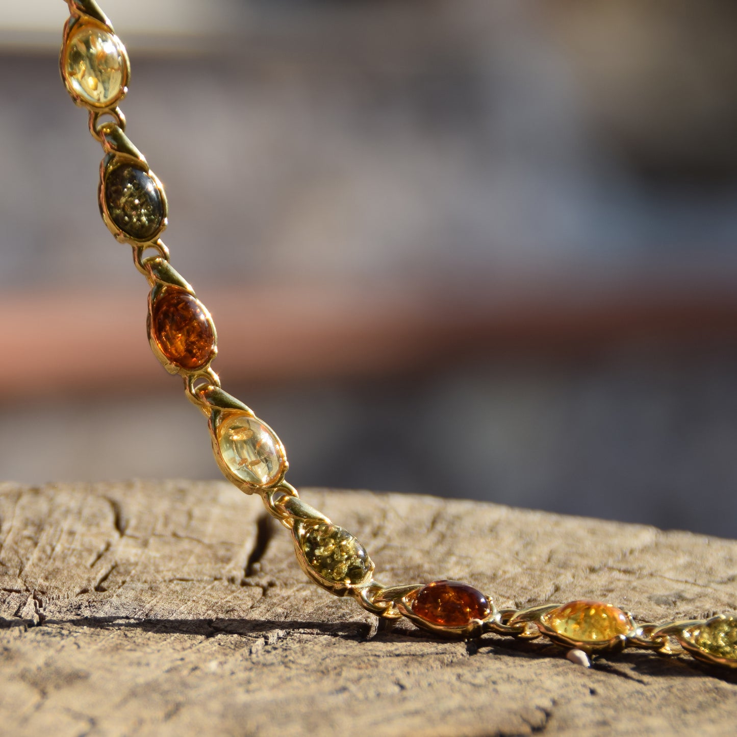 Luminoso bracciale con Ambra naturale di varie tonalità e Argento placcato in Oro 18k, MJ Baltica, BZB048
