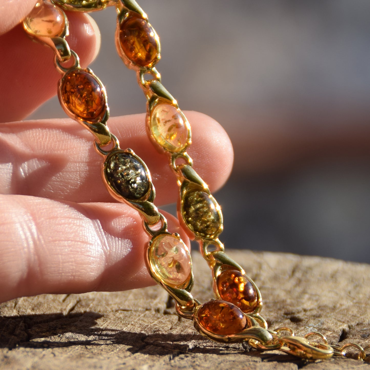 Luminoso bracciale con Ambra naturale di varie tonalità e Argento placcato in Oro 18k, MJ Baltica, BZB048