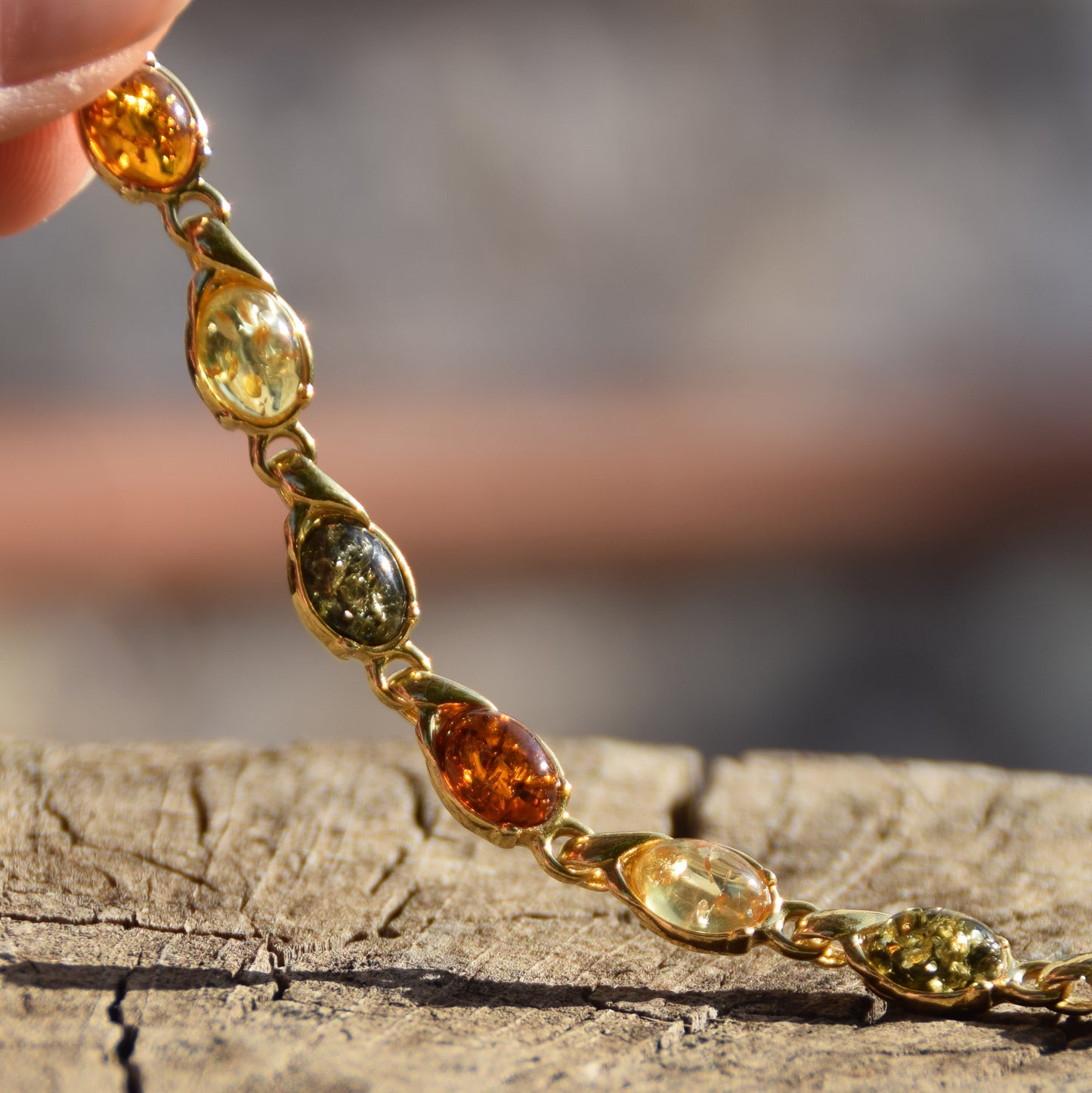 Luminoso bracciale con Ambra naturale di varie tonalità e Argento placcato in Oro 18k, MJ Baltica, BZB048