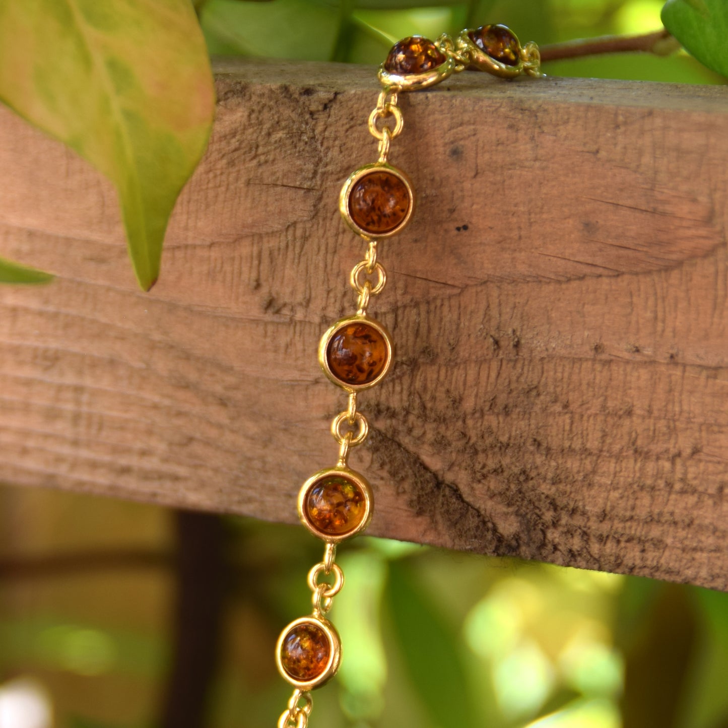 Delicato bracciale in Ambra naturale di color cognac in Argento placcato in Oro 18k, MJ Baltica, BZB049