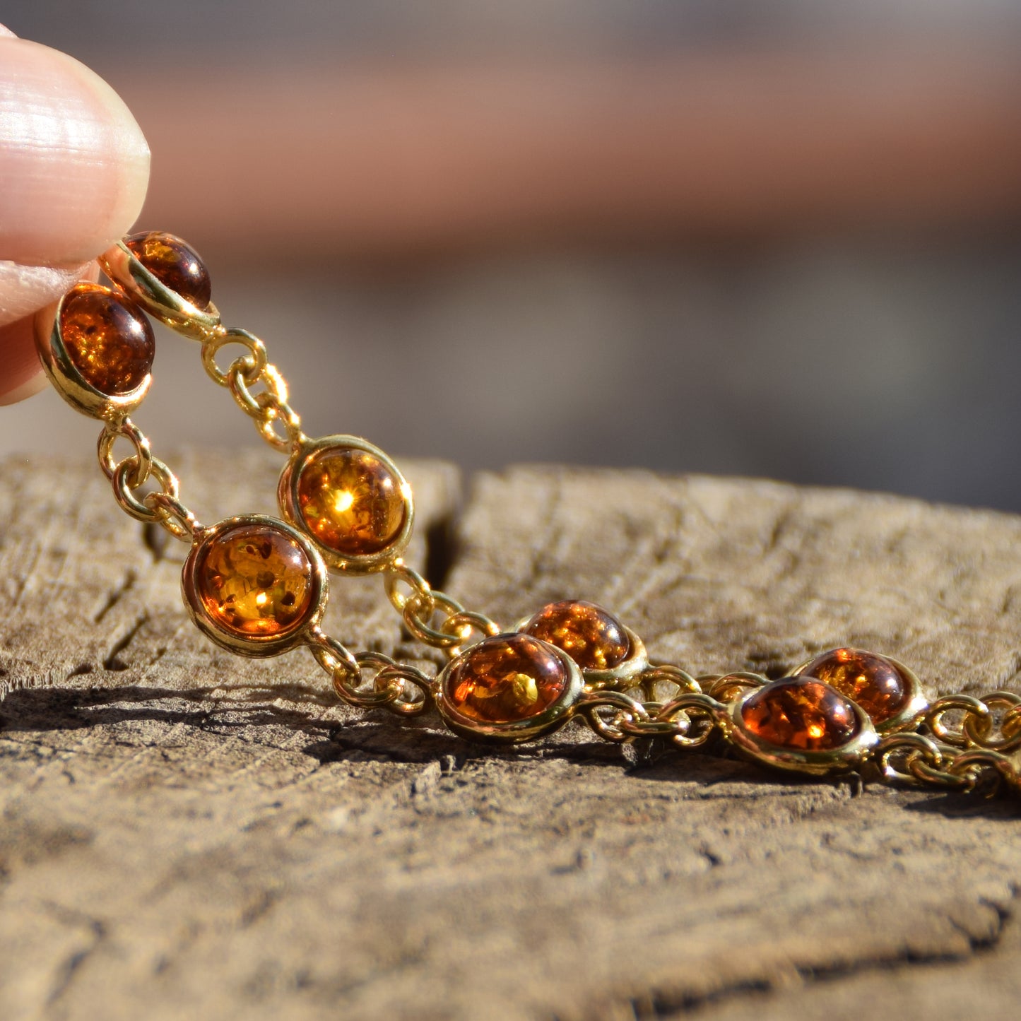 Delicato bracciale in Ambra naturale di color cognac in Argento placcato in Oro 18k, MJ Baltica, BZB049
