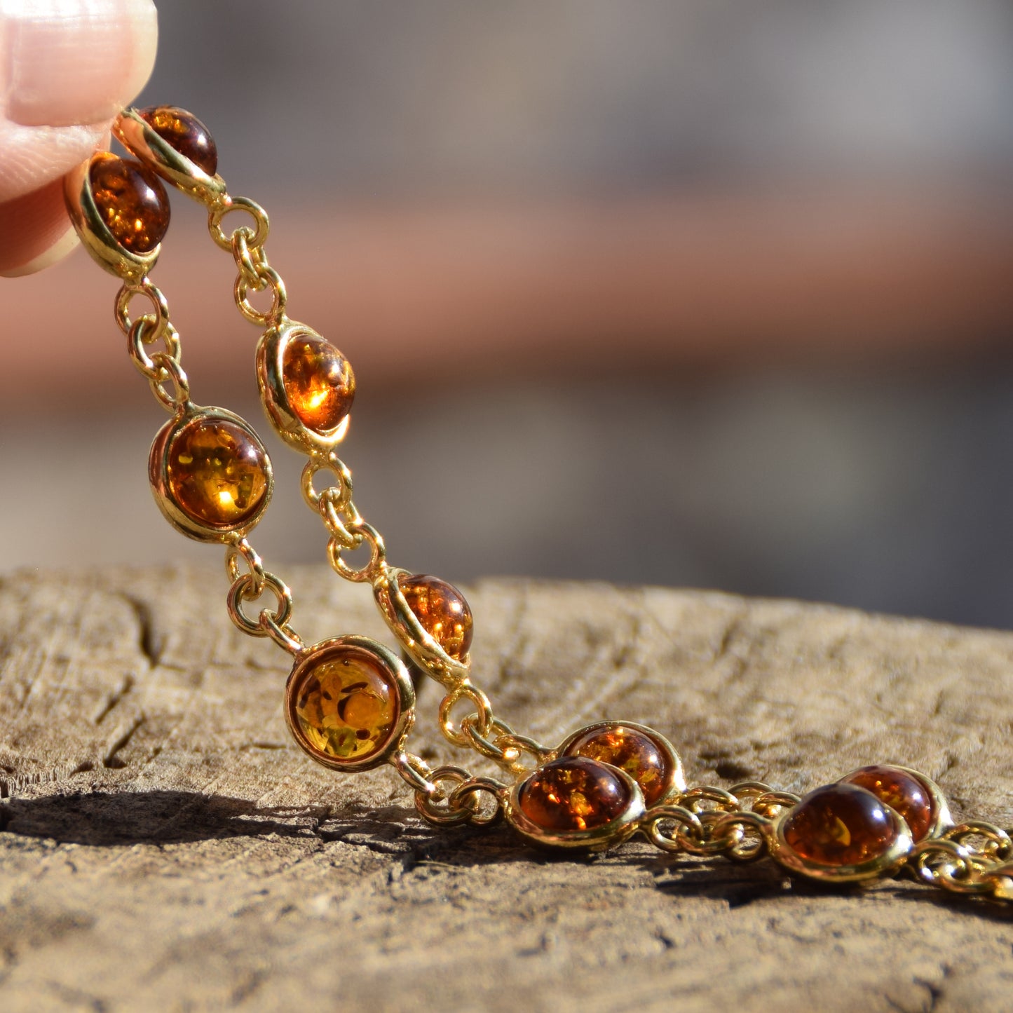 Delicato bracciale in Ambra naturale di color cognac in Argento placcato in Oro 18k, MJ Baltica, BZB049
