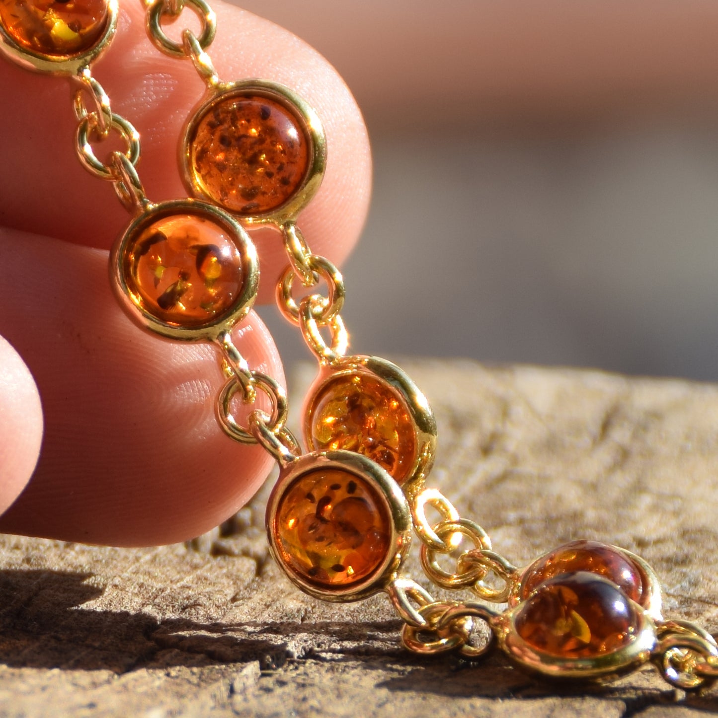 Delicato bracciale in Ambra naturale di color cognac in Argento placcato in Oro 18k, MJ Baltica, BZB049