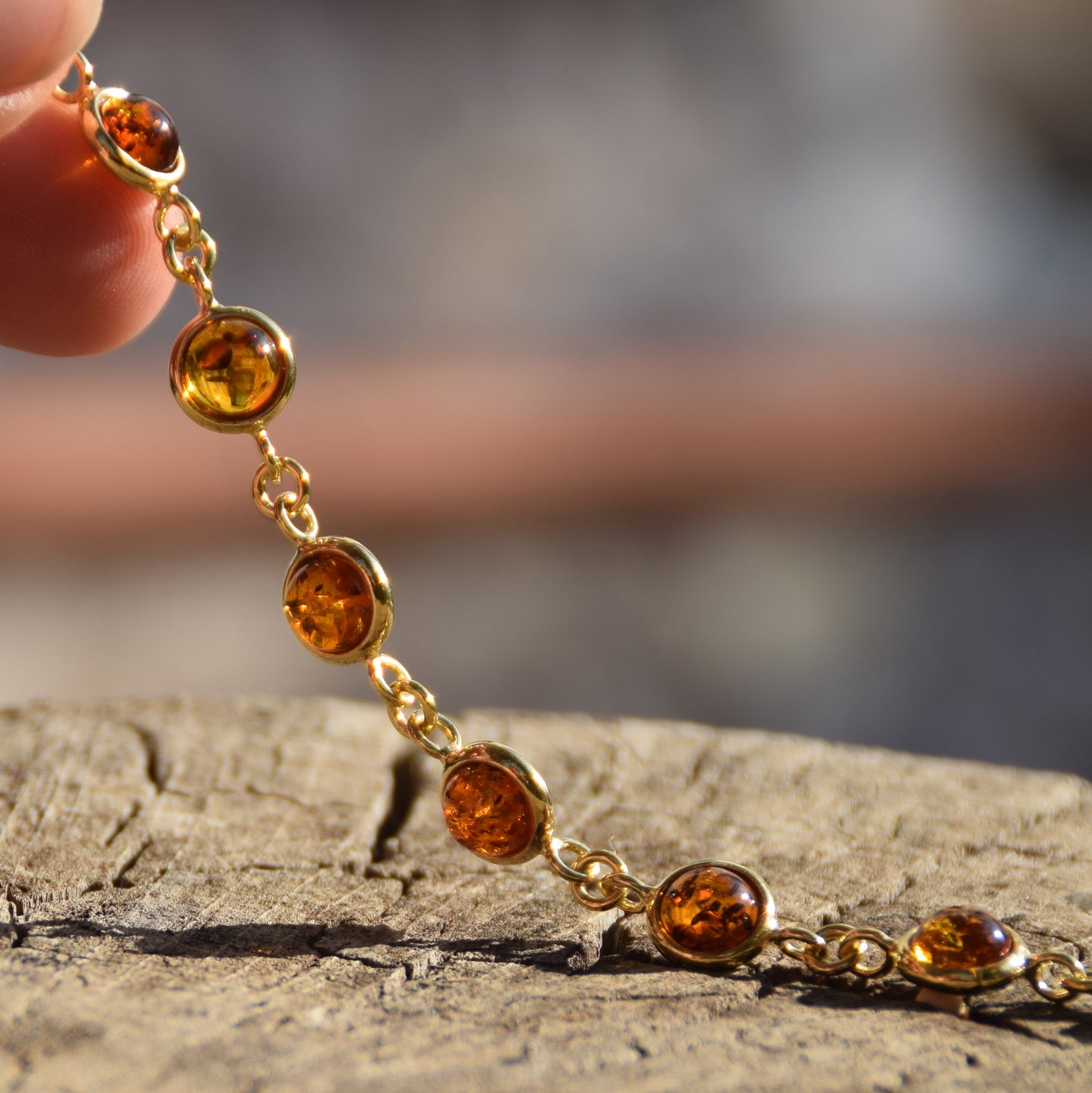 Delicato bracciale in Ambra naturale di color cognac in Argento placcato in Oro 18k, MJ Baltica, BZB049