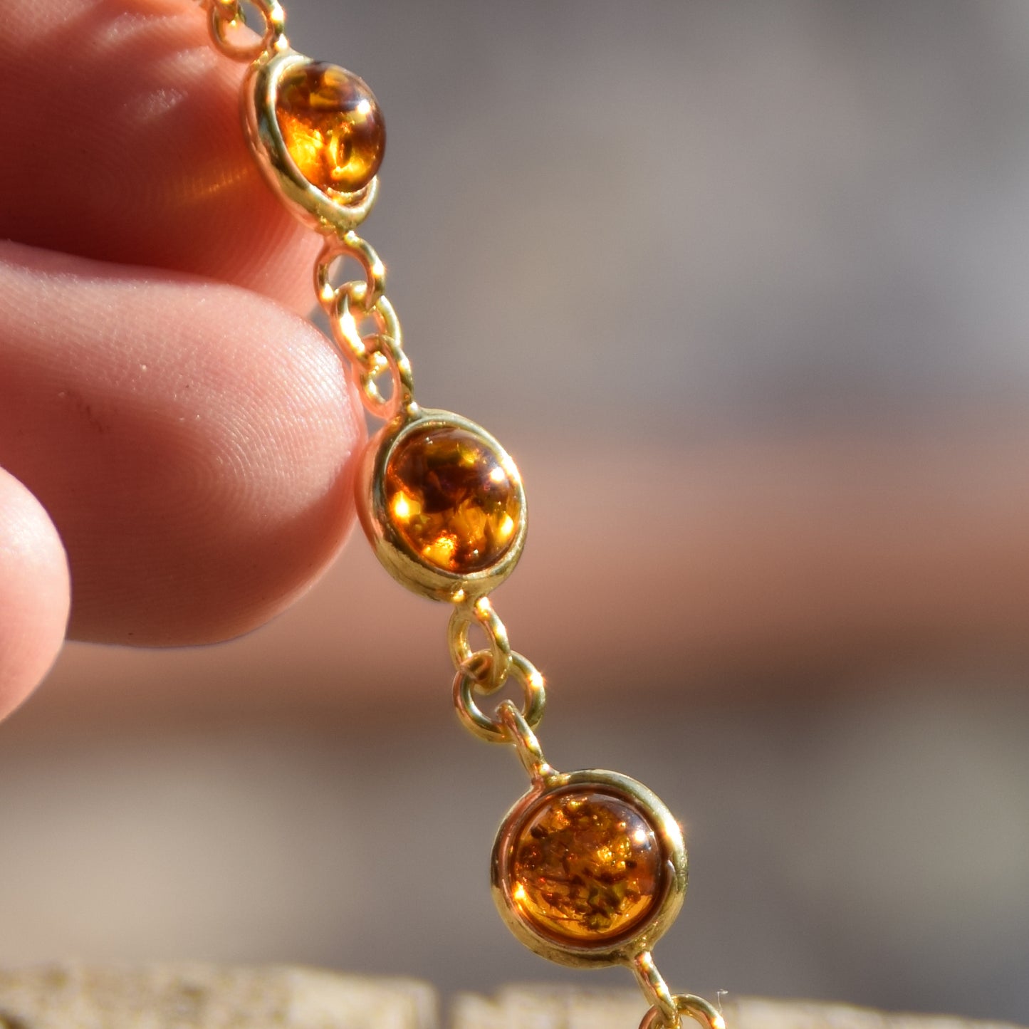 Delicato bracciale in Ambra naturale di color cognac in Argento placcato in Oro 18k, MJ Baltica, BZB049