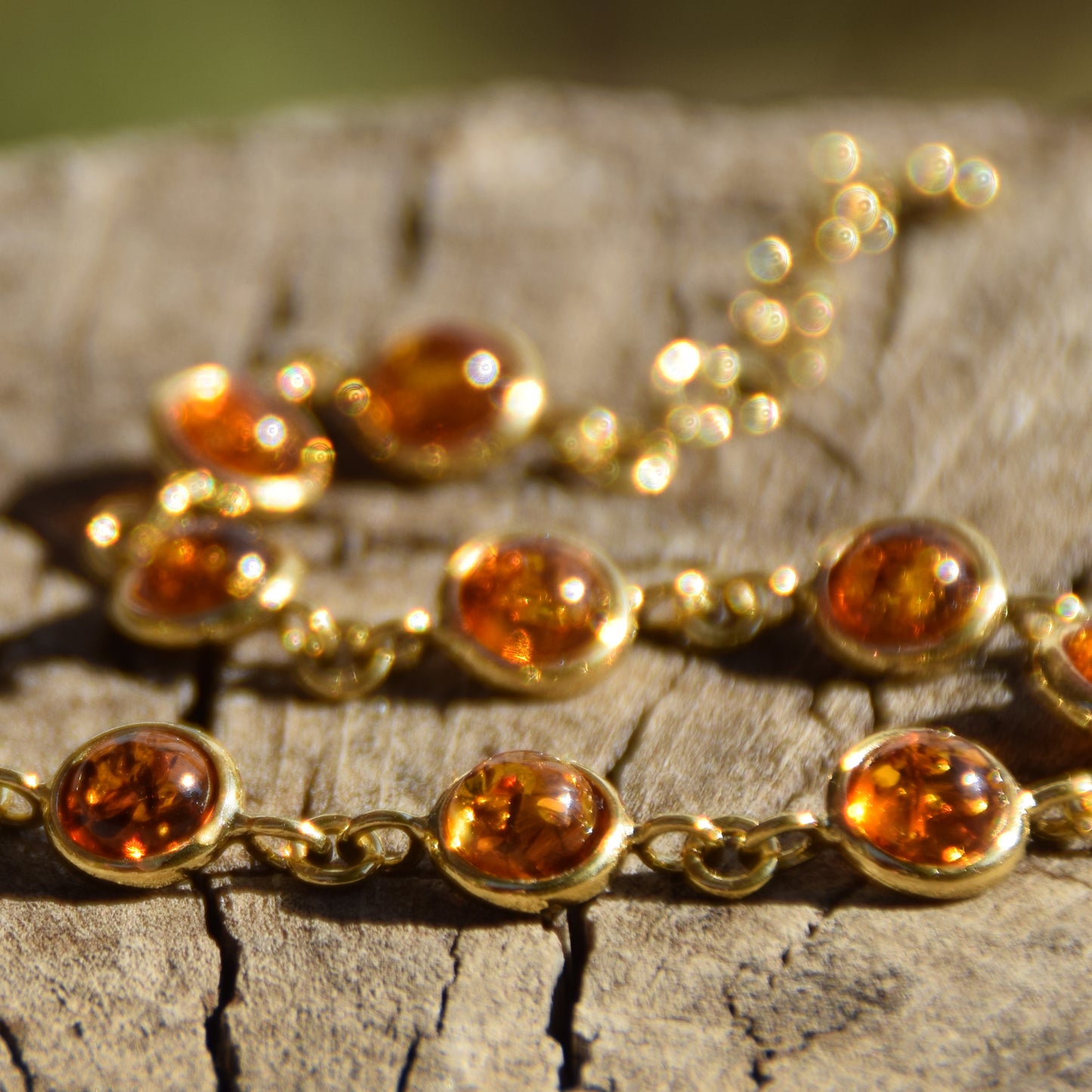 Delicato bracciale in Ambra naturale di color cognac in Argento placcato in Oro 18k, MJ Baltica, BZB049