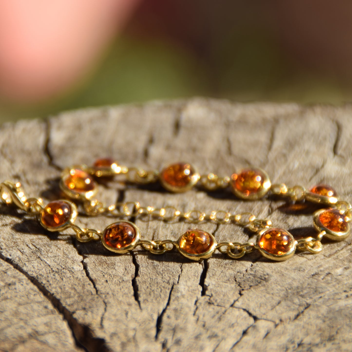 Delicato bracciale in Ambra naturale di color cognac in Argento placcato in Oro 18k, MJ Baltica, BZB049