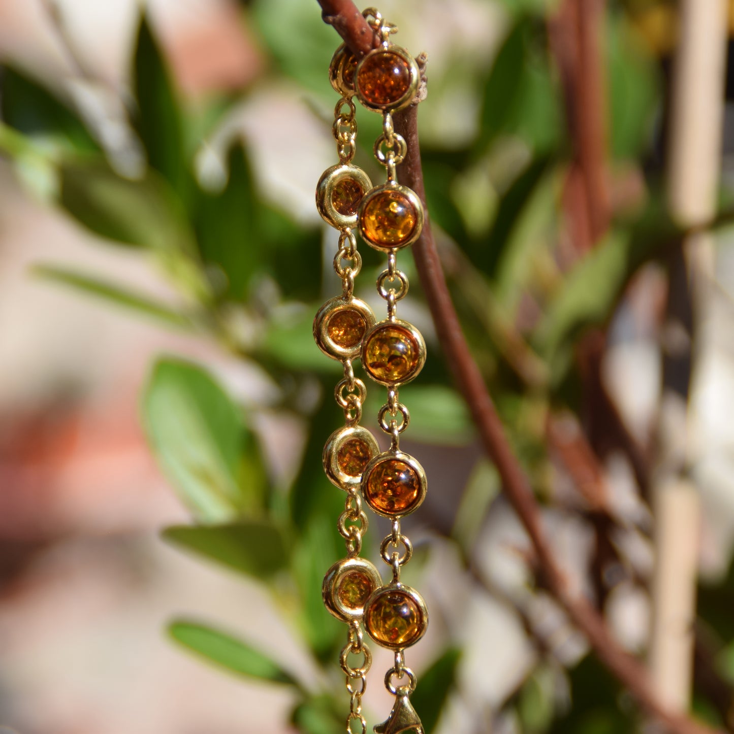 Delicato bracciale in Ambra naturale di color cognac in Argento placcato in Oro 18k, MJ Baltica, BZB049