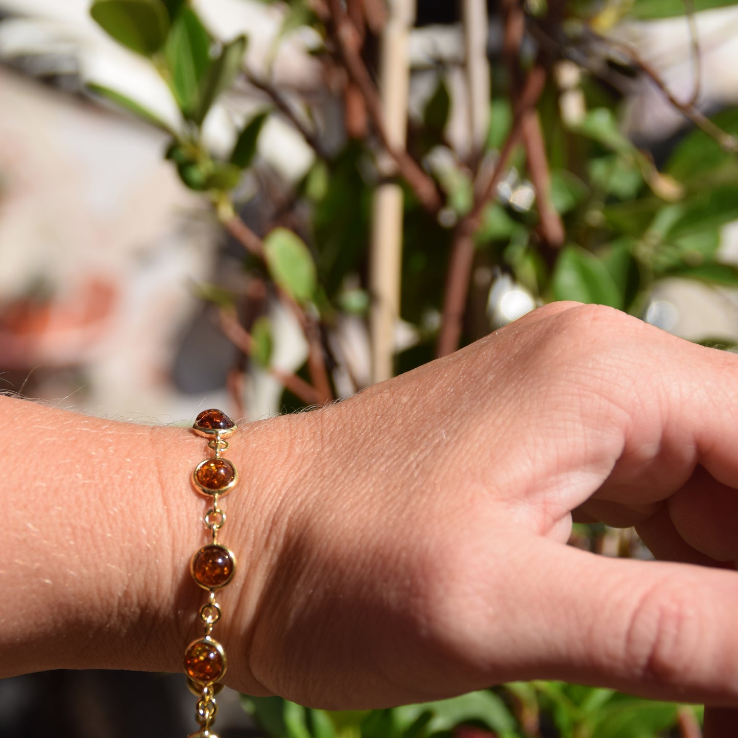 Delicato bracciale in Ambra naturale di color cognac in Argento placcato in Oro 18k, MJ Baltica, BZB049