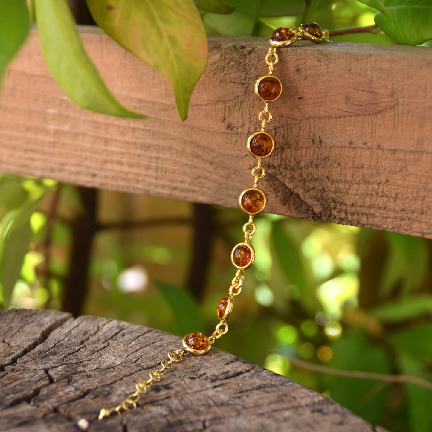 Delicato bracciale in Ambra naturale di color cognac in Argento placcato in Oro 18k, MJ Baltica, BZB049
