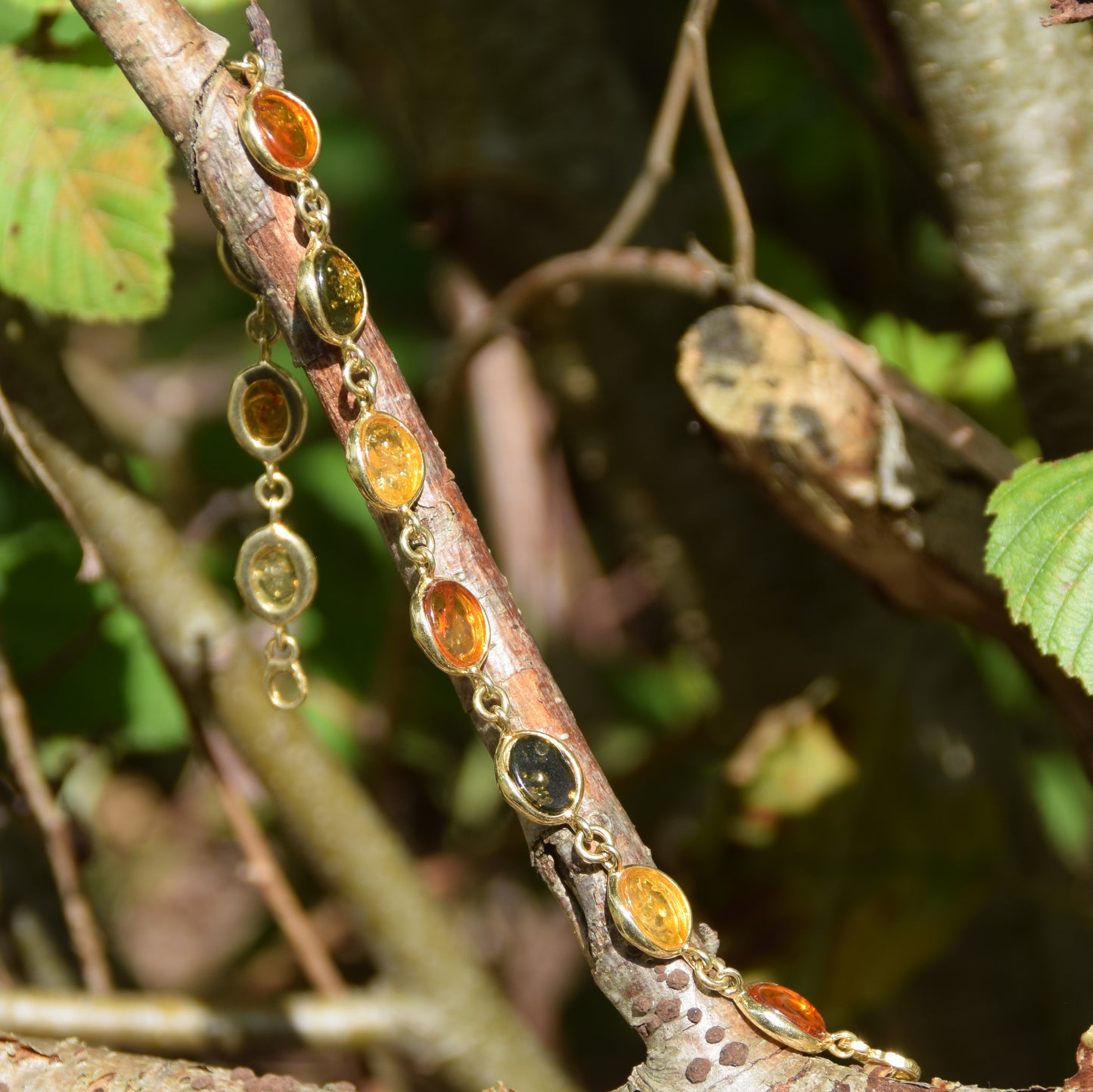 Elegant bracelet in natural amber of various shades and 18k gold-plated silver, MJ Baltica, BZB050