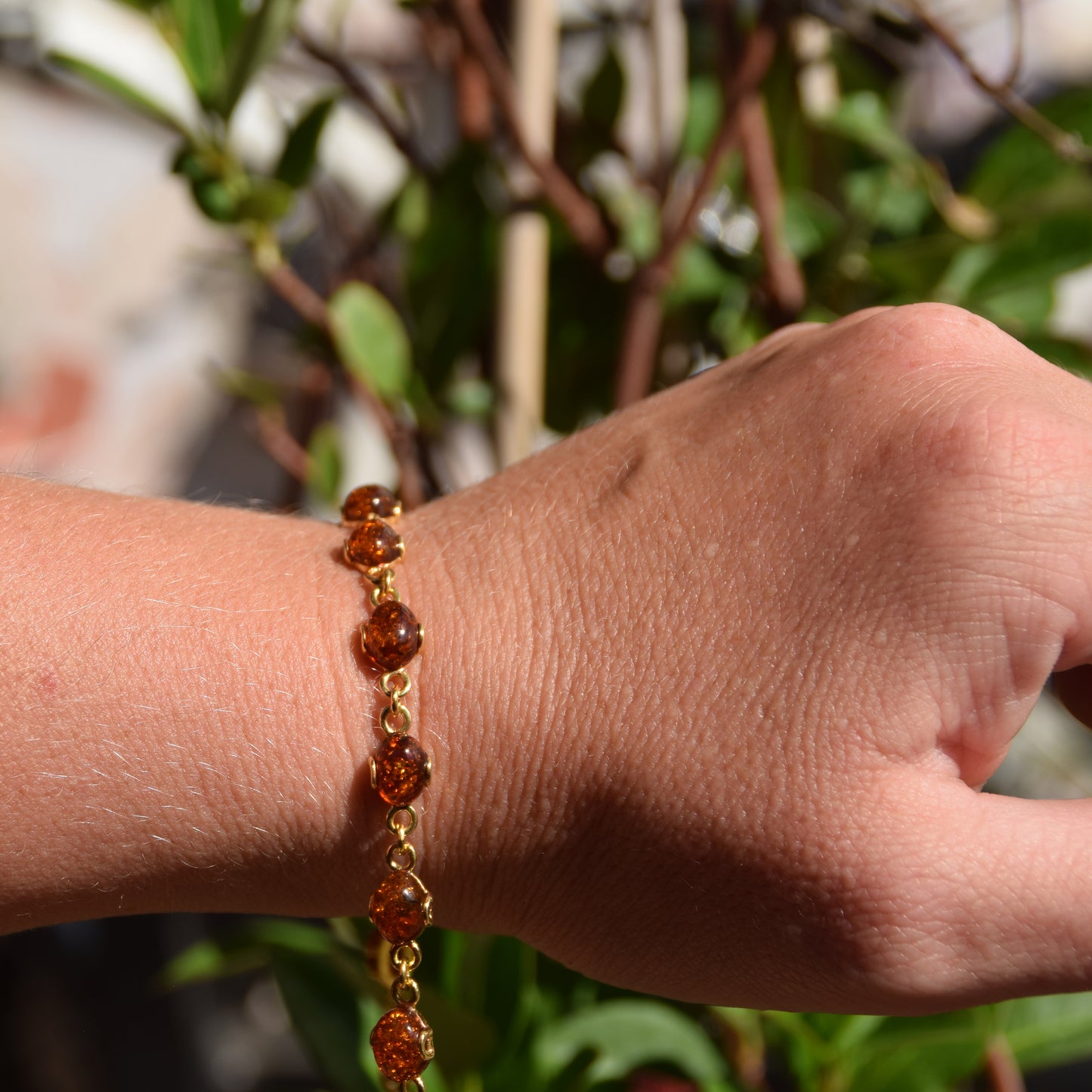 Luminoso bracciale in stile essenziale con Ambra naturale color cognac e Argento 925 placcato in Oro 18k, MJ Baltica, BZB053
