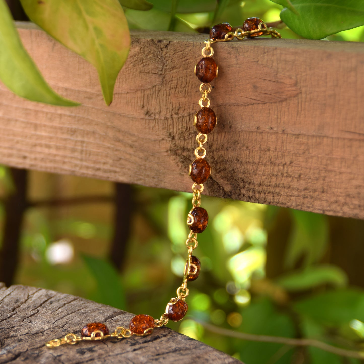 Luminoso bracciale in stile essenziale con Ambra naturale color cognac e Argento 925 placcato in Oro 18k, MJ Baltica, BZB053