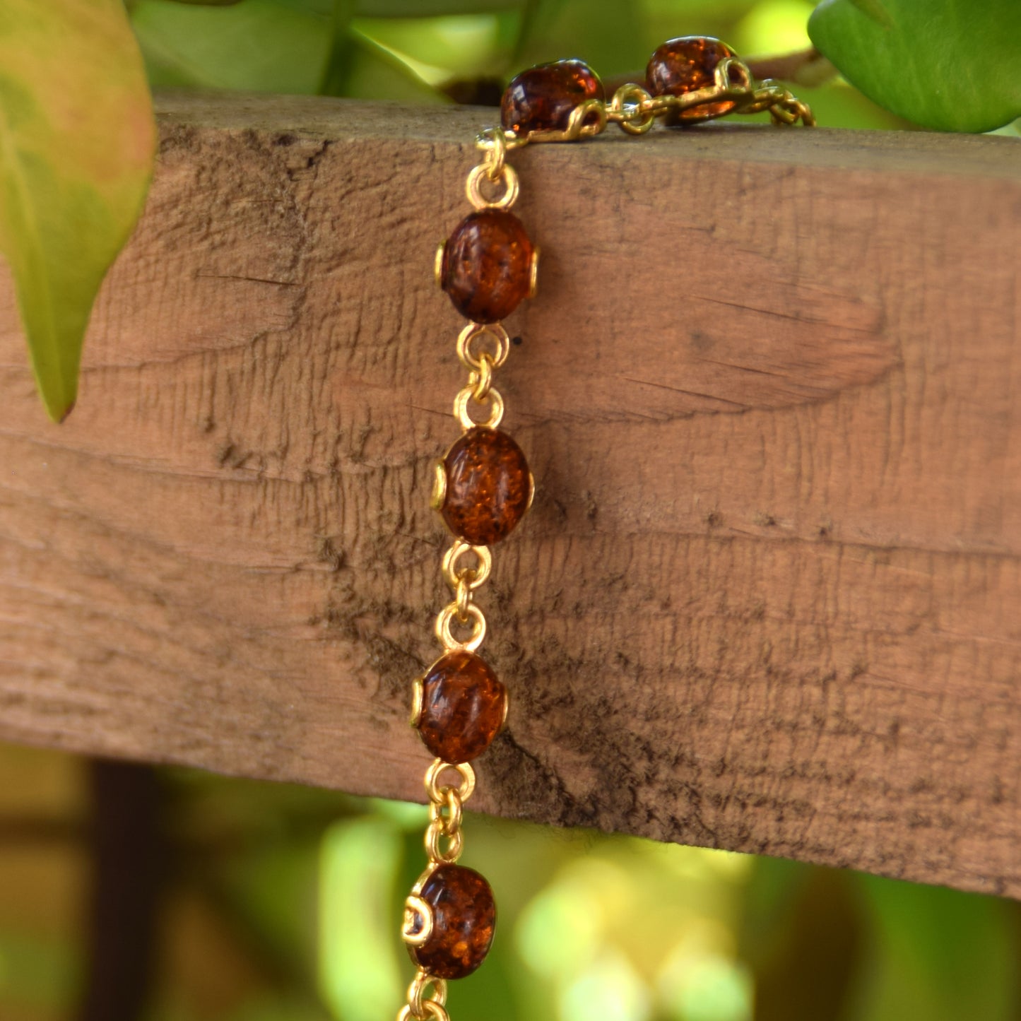 Luminoso bracciale in stile essenziale con Ambra naturale color cognac e Argento 925 placcato in Oro 18k, MJ Baltica, BZB053