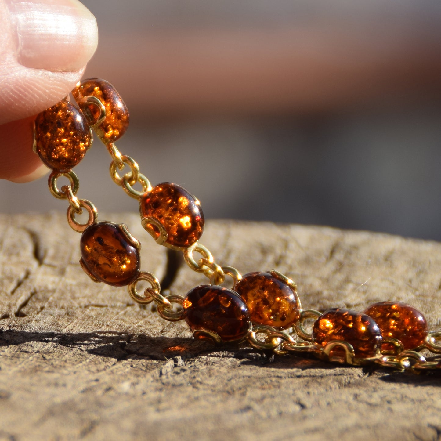 Luminoso bracciale in stile essenziale con Ambra naturale color cognac e Argento 925 placcato in Oro 18k, MJ Baltica, BZB053