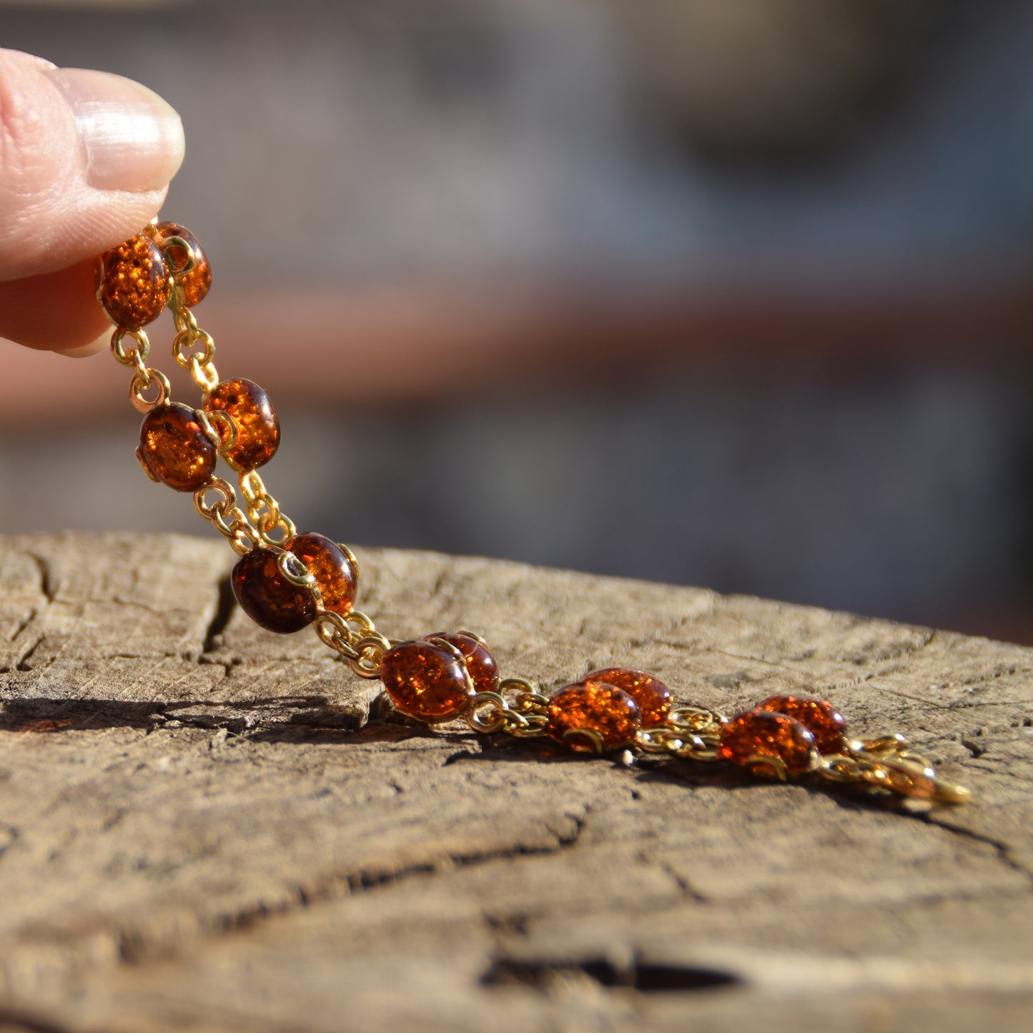 Luminoso bracciale in stile essenziale con Ambra naturale color cognac e Argento 925 placcato in Oro 18k, MJ Baltica, BZB053