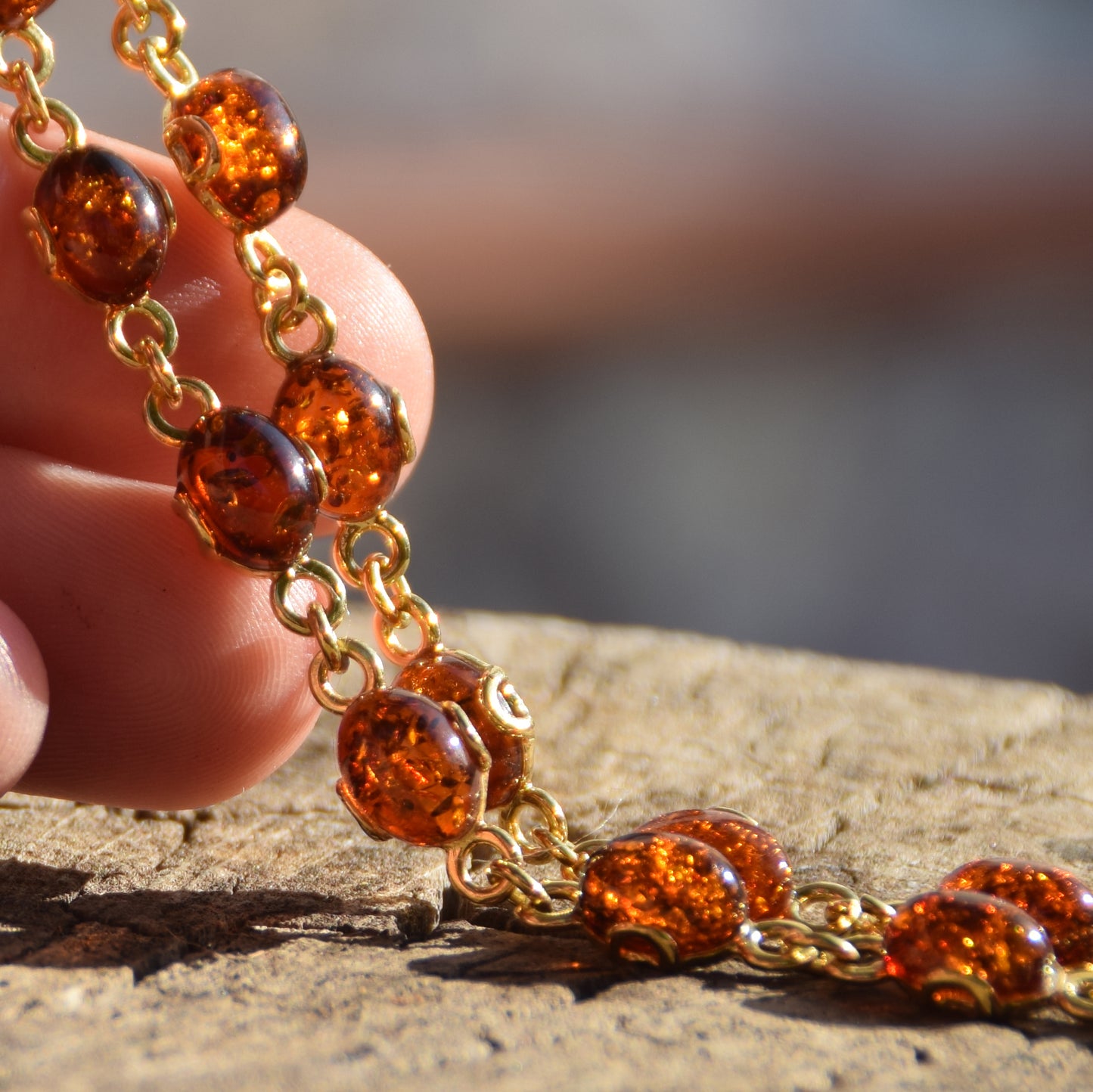 Luminoso bracciale in stile essenziale con Ambra naturale color cognac e Argento 925 placcato in Oro 18k, MJ Baltica, BZB053