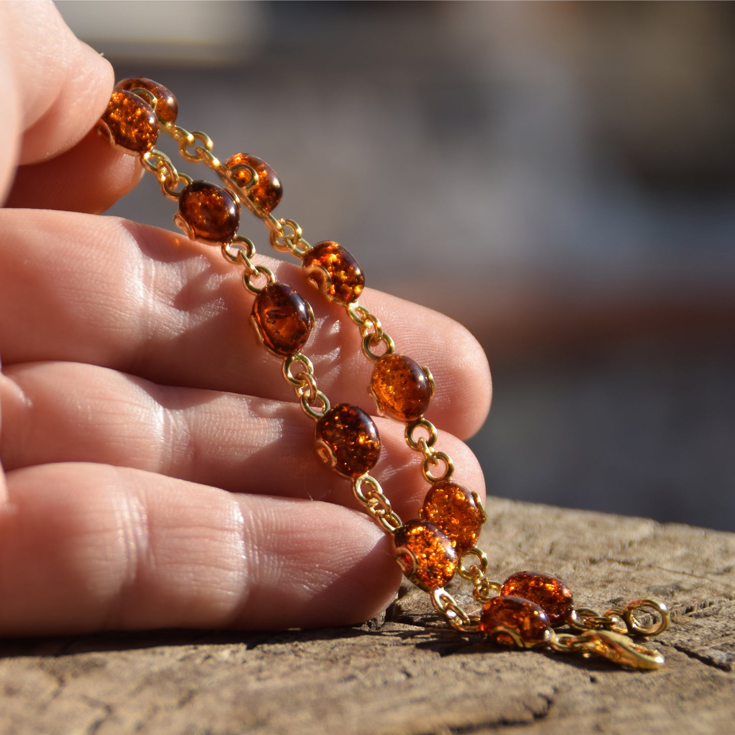 Luminoso bracciale in stile essenziale con Ambra naturale color cognac e Argento 925 placcato in Oro 18k, MJ Baltica, BZB053