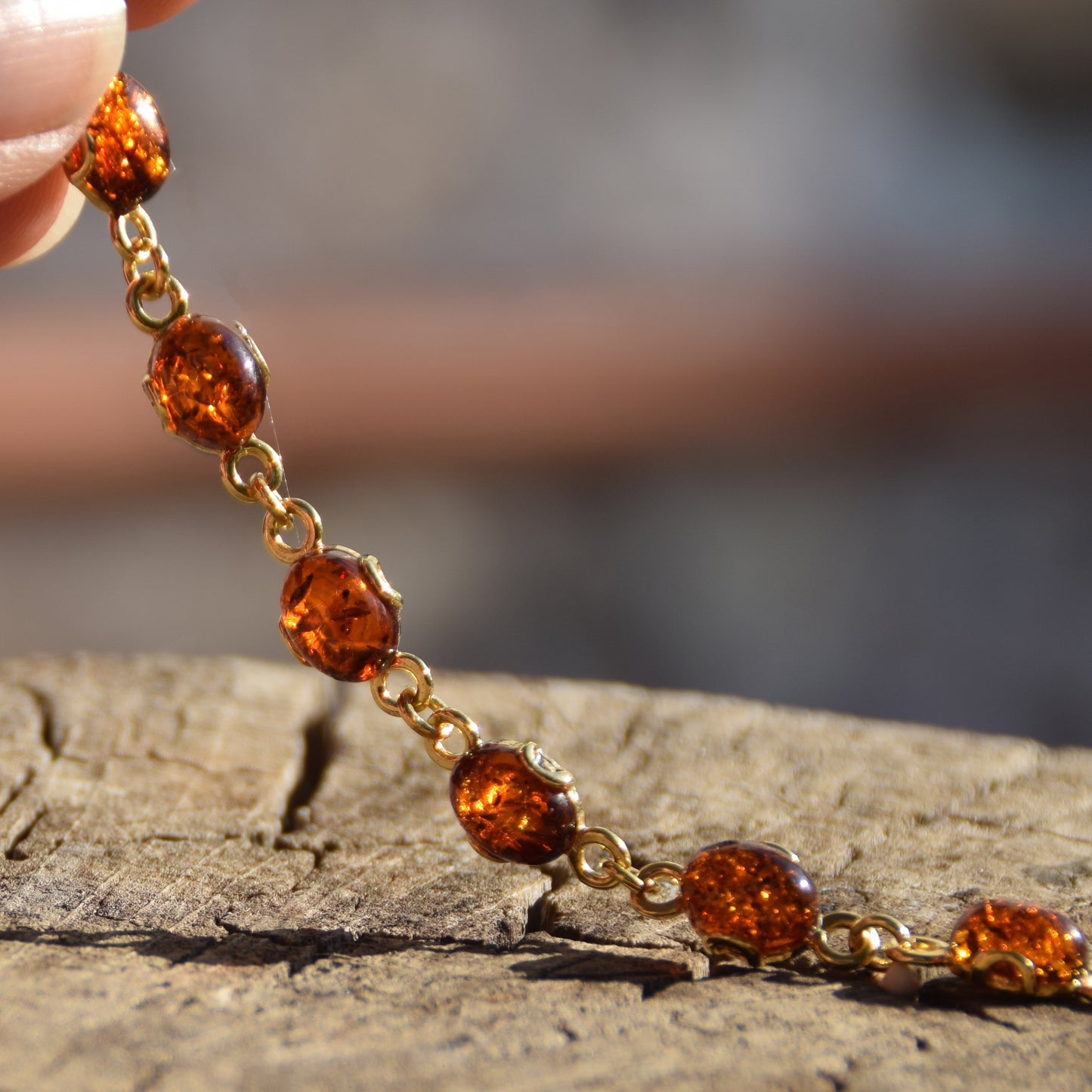 Luminoso bracciale in stile essenziale con Ambra naturale color cognac e Argento 925 placcato in Oro 18k, MJ Baltica, BZB053