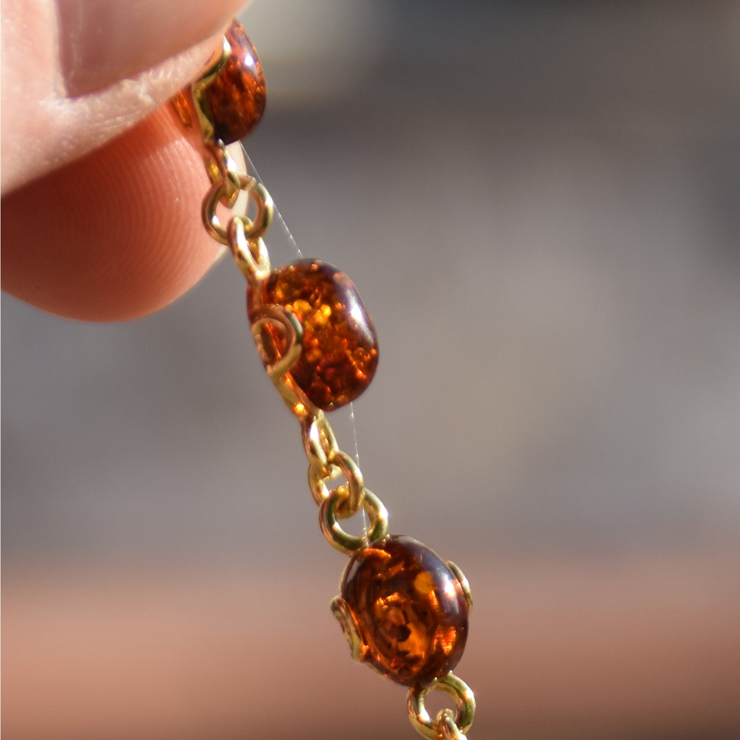 Luminoso bracciale in stile essenziale con Ambra naturale color cognac e Argento 925 placcato in Oro 18k, MJ Baltica, BZB053