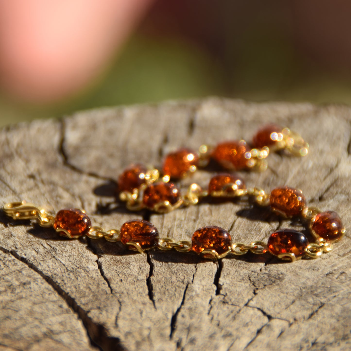 Luminoso bracciale in stile essenziale con Ambra naturale color cognac e Argento 925 placcato in Oro 18k, MJ Baltica, BZB053