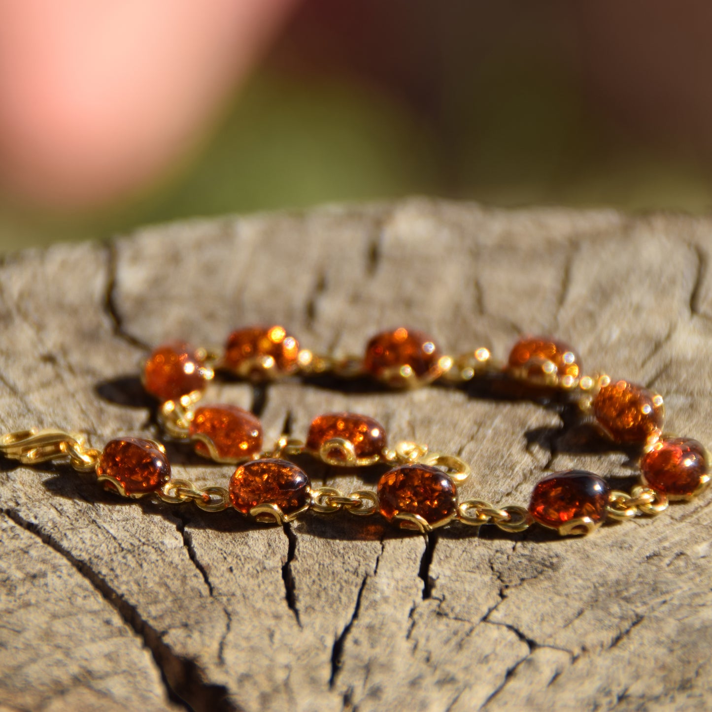 Luminoso bracciale in stile essenziale con Ambra naturale color cognac e Argento 925 placcato in Oro 18k, MJ Baltica, BZB053