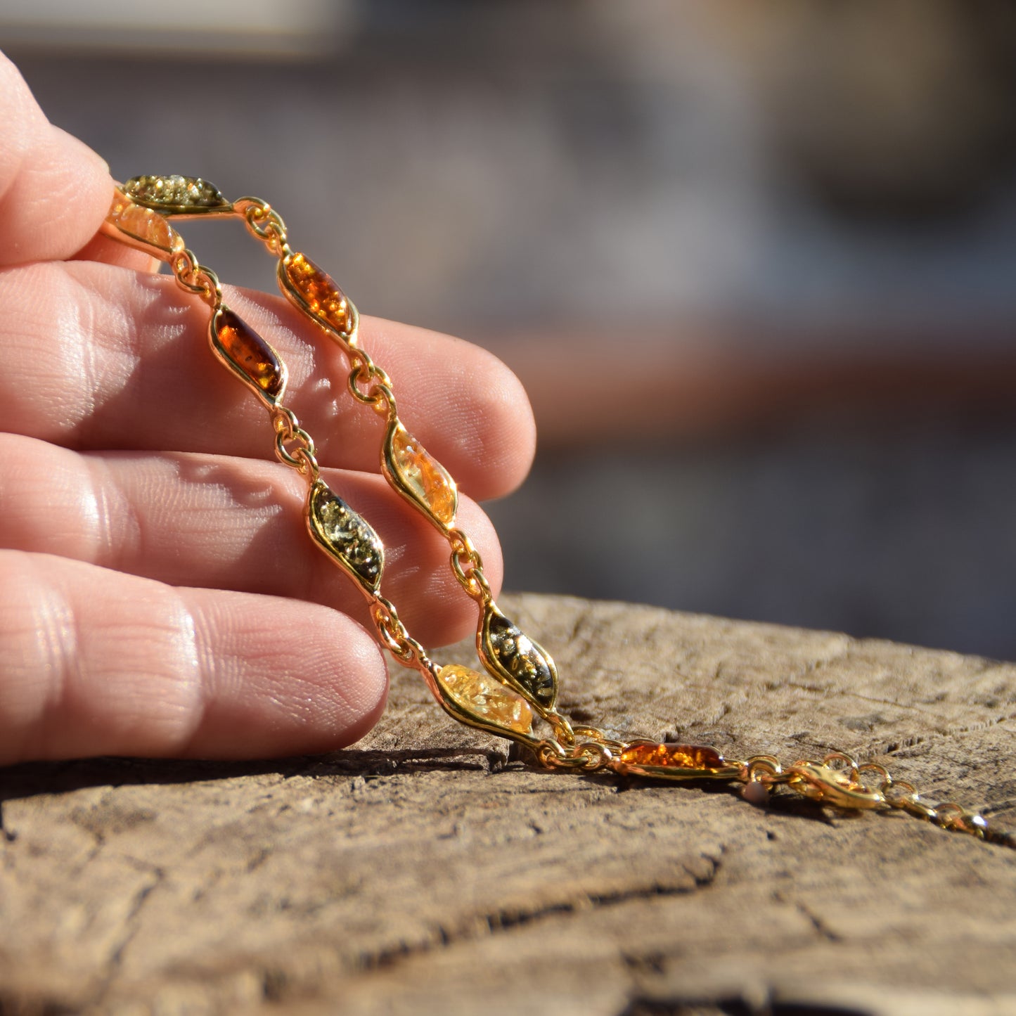 Lineares, verstellbares Armband mit natürlichen Bernsteinen in verschiedenen Farbtönen und 18 Karat vergoldetem Silber, MJ Baltica, BZB055