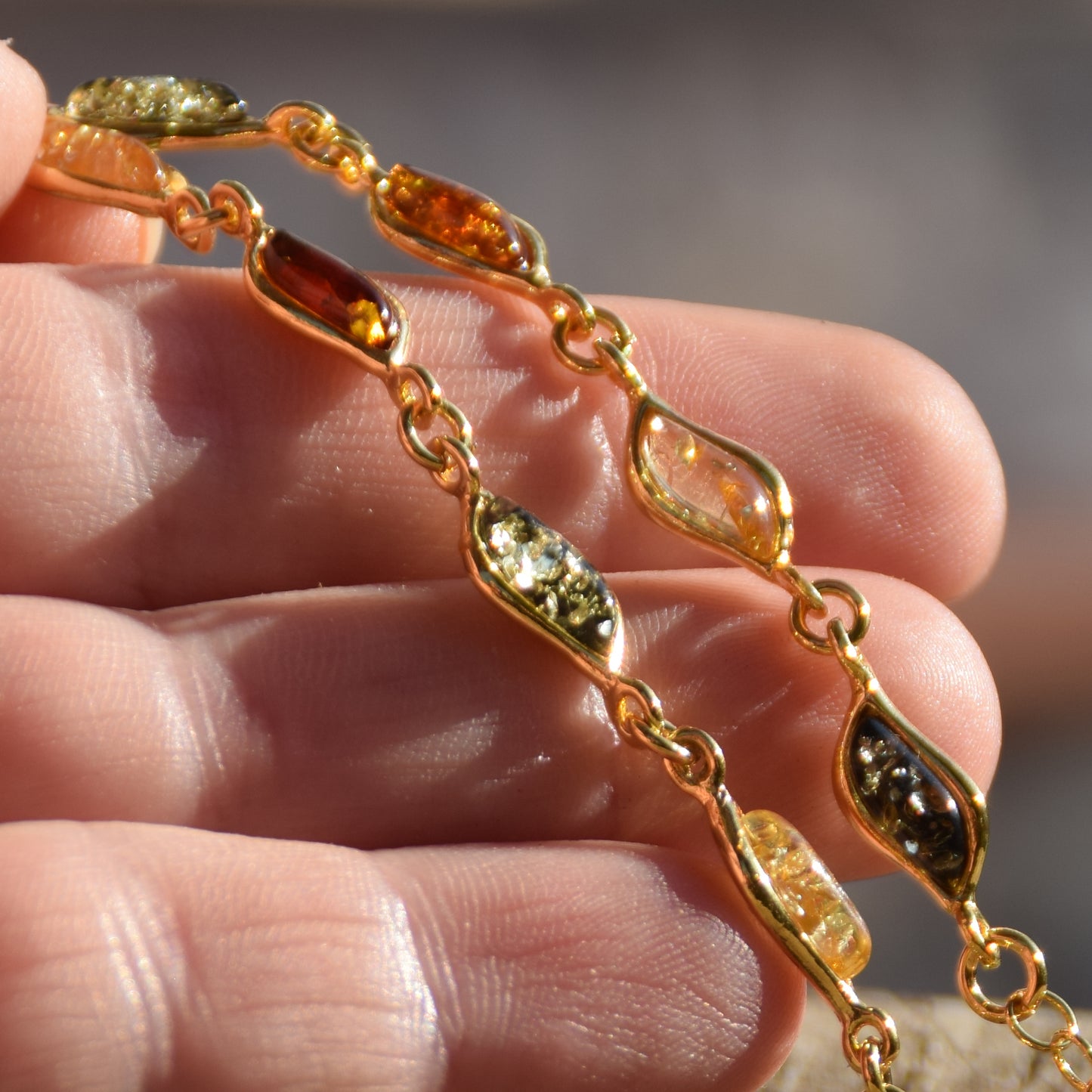 Lineares, verstellbares Armband mit natürlichen Bernsteinen in verschiedenen Farbtönen und 18 Karat vergoldetem Silber, MJ Baltica, BZB055
